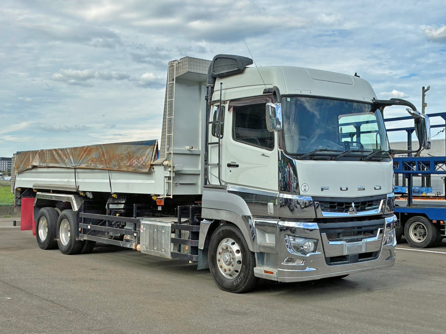 フロント周りメッキパーツで飾っています。(ホイールはアルミ製です)|三菱 スーパーグレート 2PG-FV70HZの写真2