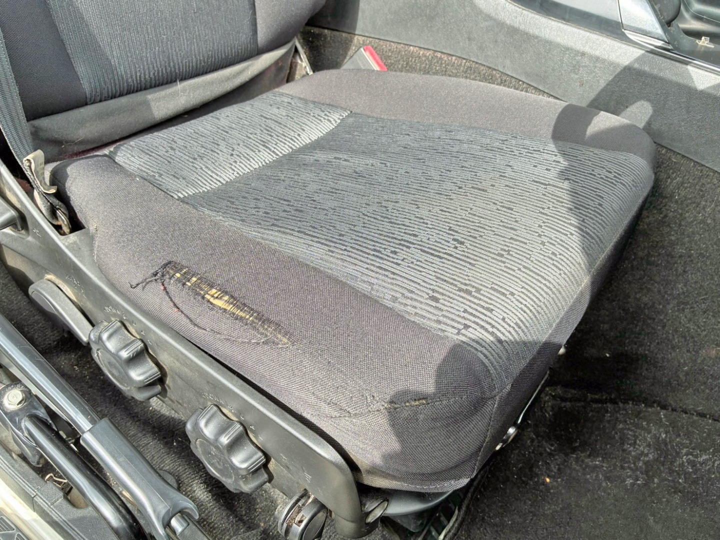 運転席座面にヘタリ・破れがあります。|三菱 スーパーグレート 2PG-FV70HZの写真8