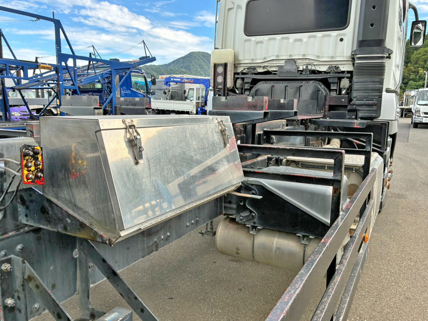 運転席側にステンレス製の工具箱が付いています。|三菱 スーパーグレート 2PG-FV70HZの写真20