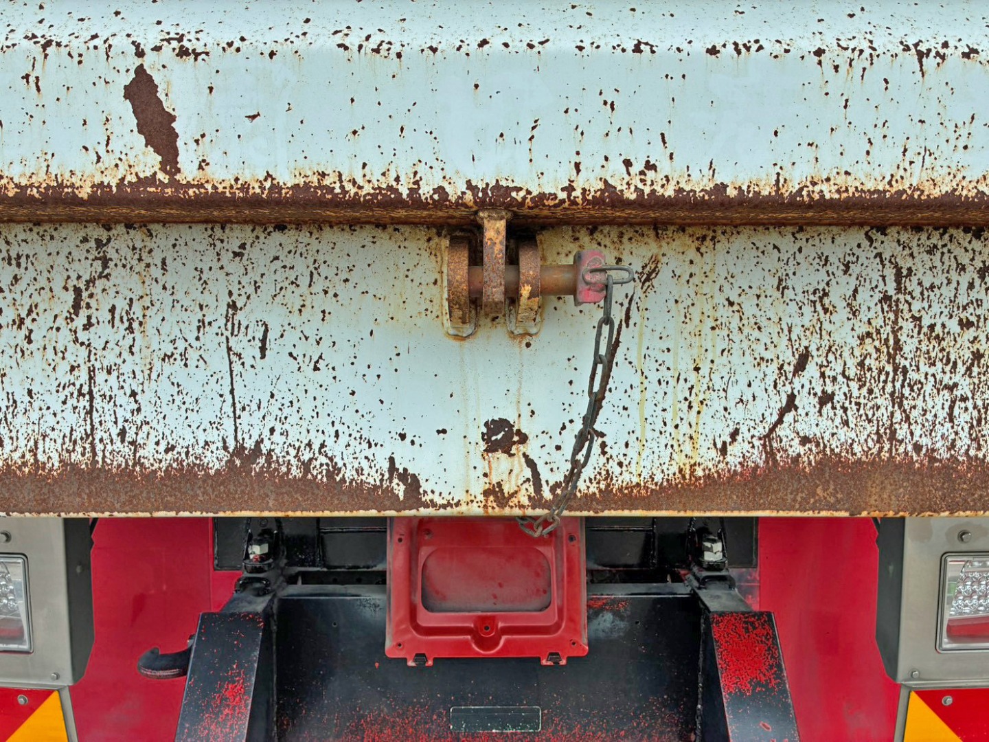 リヤ中央ゲートロックのロックピン穴にズレがあります。|三菱 スーパーグレート 2PG-FV70HZの写真25