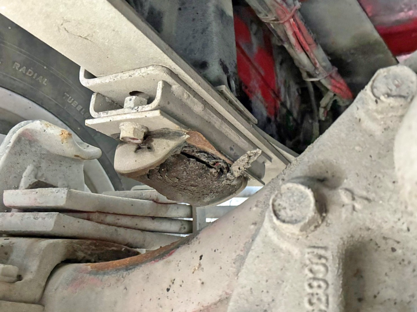 2軸目ホーシング運転席側のダンパーゴムが損耗しています。|三菱 スーパーグレート 2PG-FV70HZの写真39