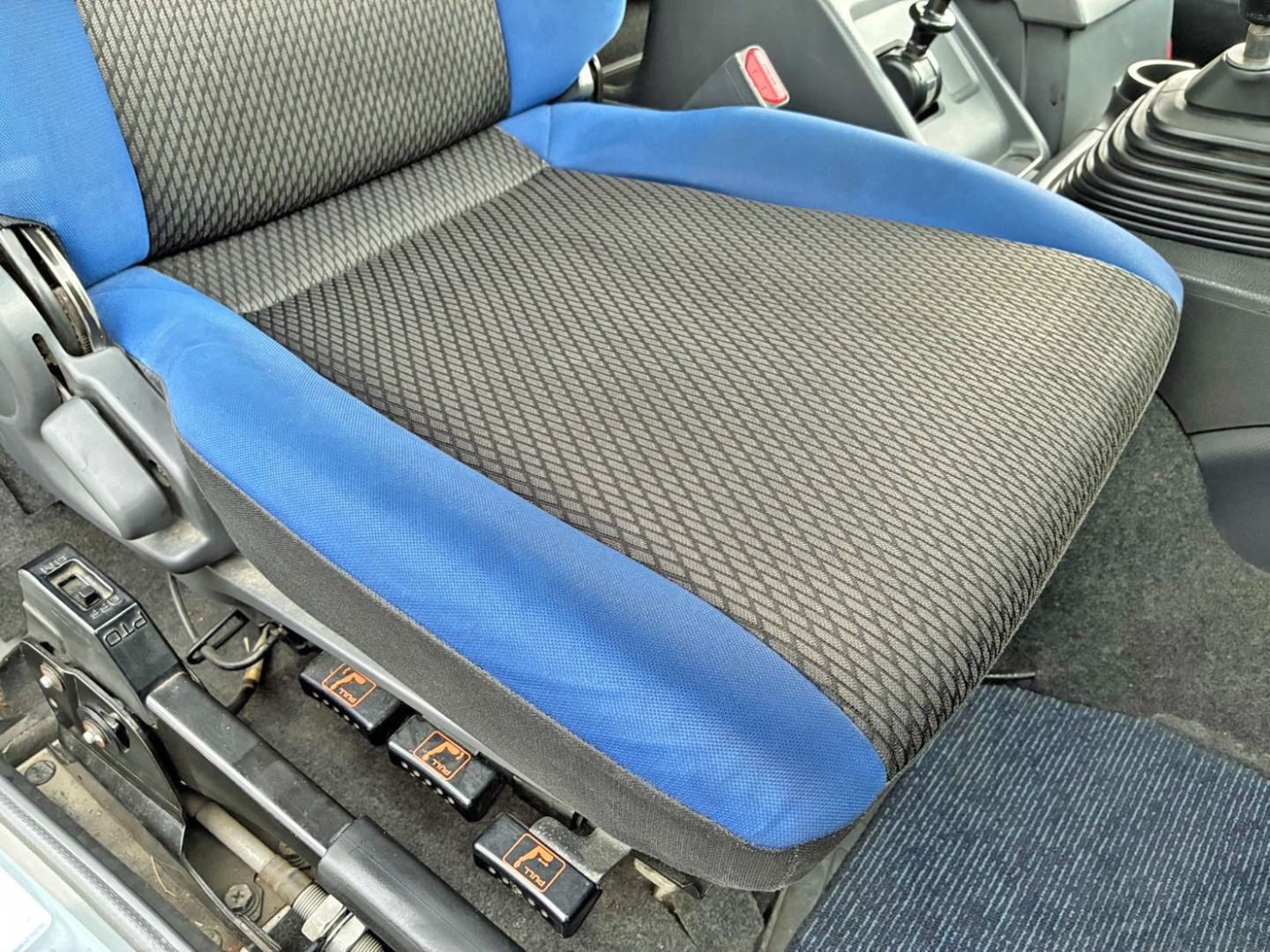 運転席座面にヘタリがあります。|いすゞ ギガ QPG-CXZ77BTの写真8