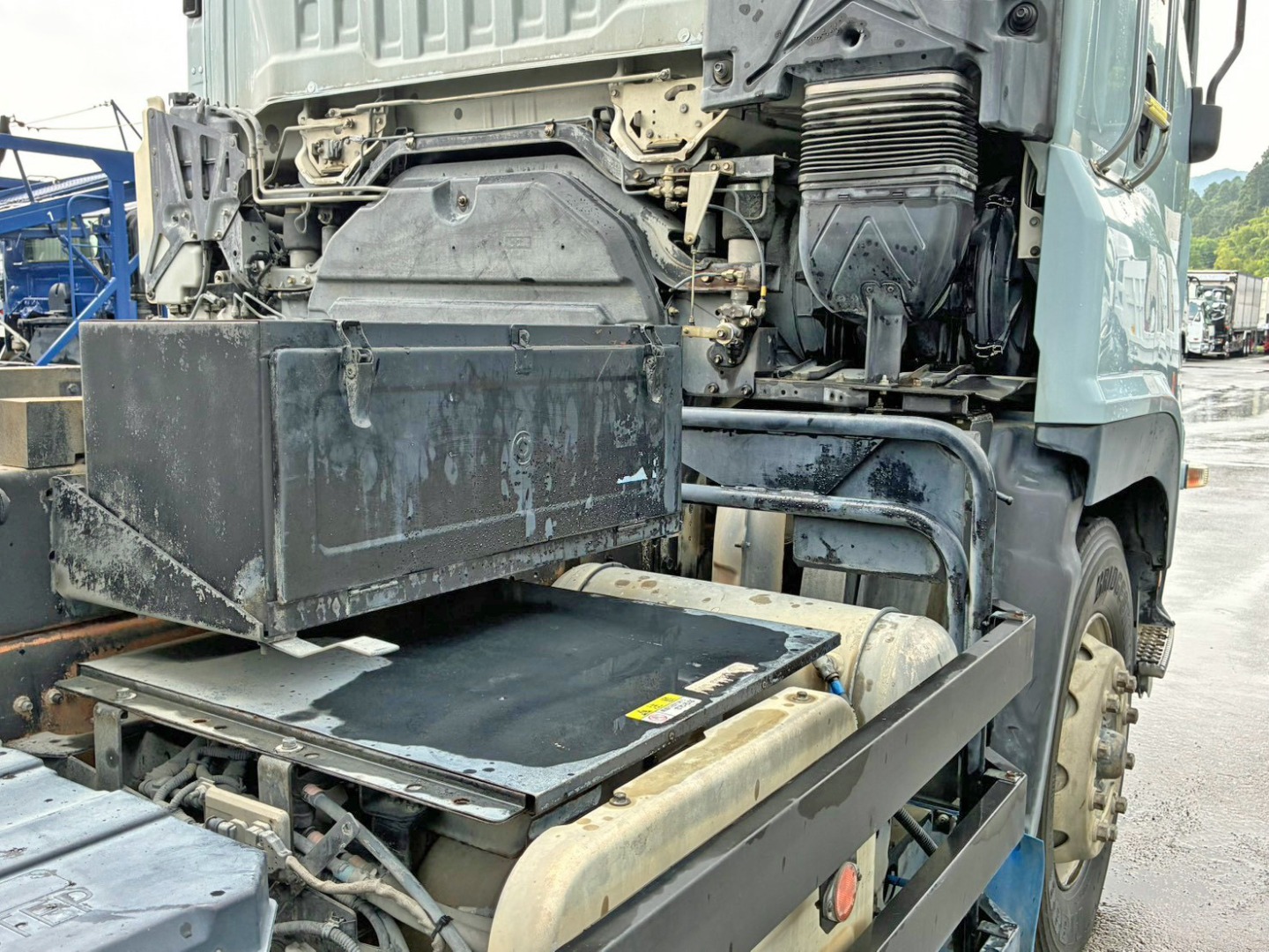 運転席側に工具箱が付いています。|いすゞ ギガ QPG-CXZ77BTの写真19
