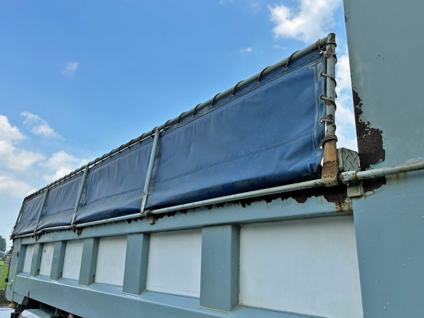 運転席側アオリ上部に塗装剥がれ・サビがあります。|いすゞ ギガ QPG-CXZ77BTの写真24