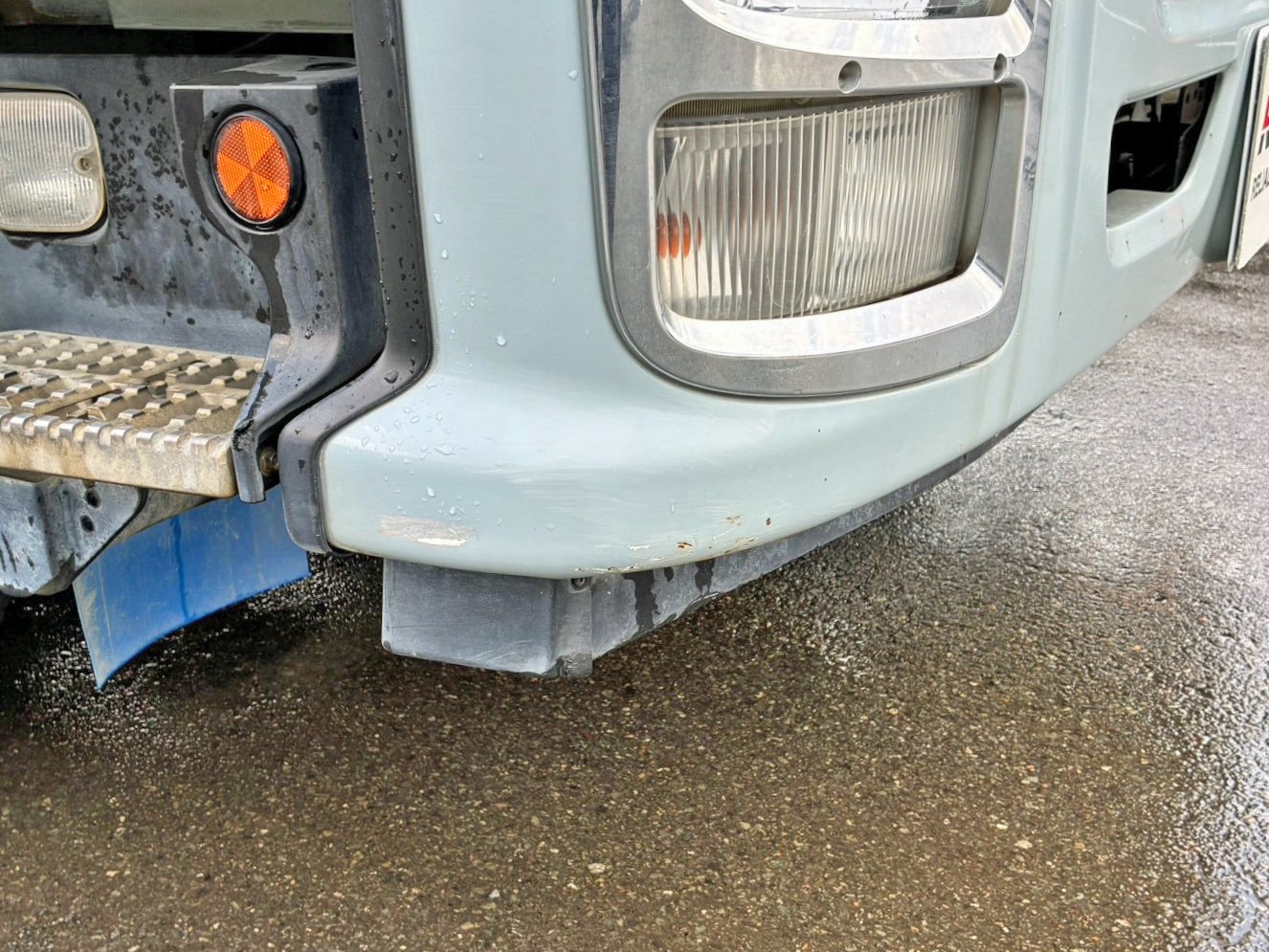 フロントバンパー運転席側にキズがあります。|いすゞ ギガ QPG-CXZ77BTの写真33