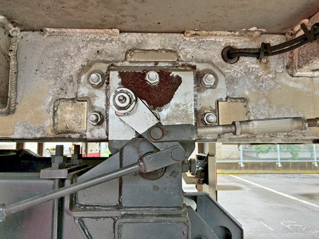 助手席側縦ネタ後方にパッチ当て箇所があります。|日野 プロフィア QPG-FS1EWEAの写真7