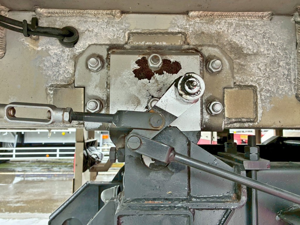 運転席側縦ネタ後方にパッチ当て箇所があります。|日野 プロフィア QPG-FS1EWEAの写真8