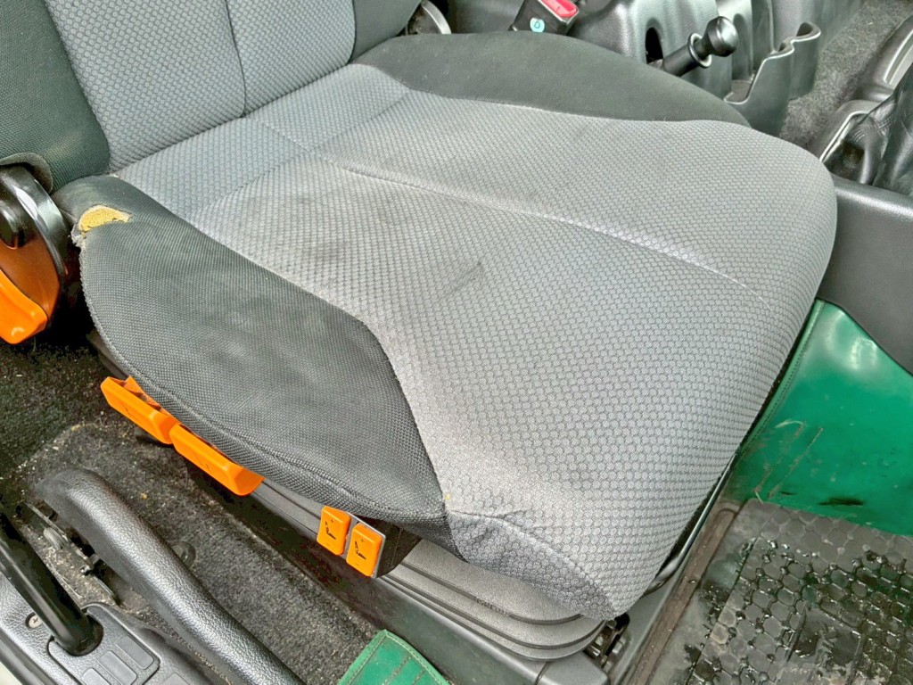 運転席座面にヘタリ・破れがあります。|日野 プロフィア QPG-FS1EWEAの写真10