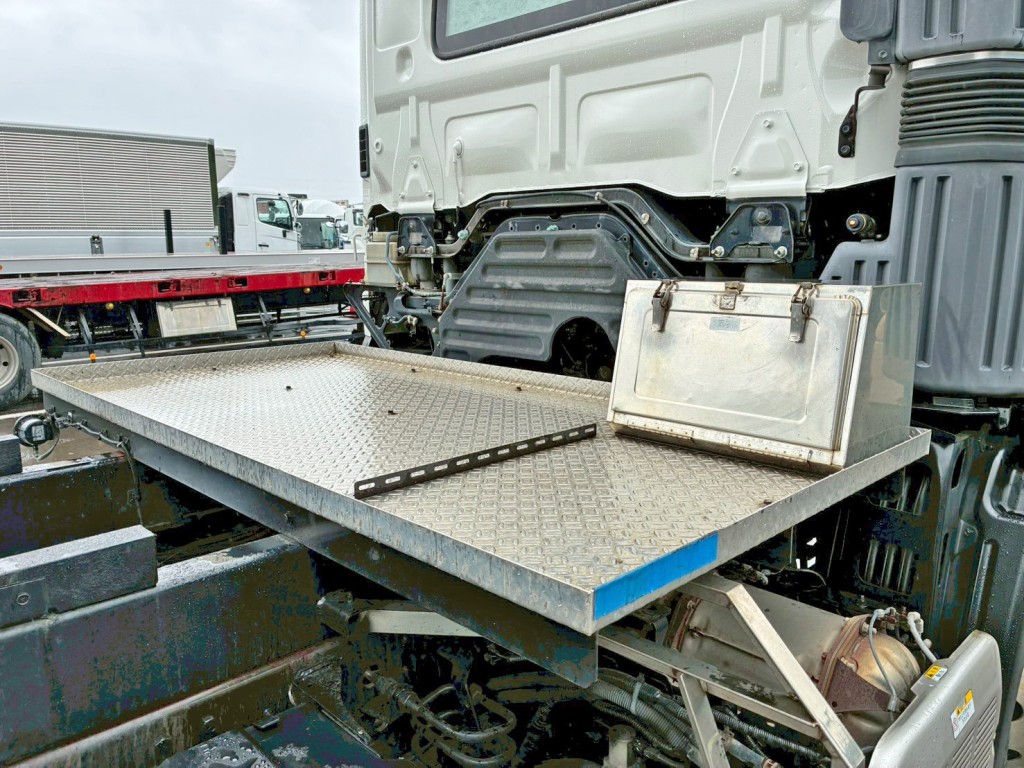 ボディー前方に縞板アルミの踊り場が付いています。(運転席側にステンレス製の工具箱が付いています)|日野 プロフィア QPG-FS1EWEAの写真24