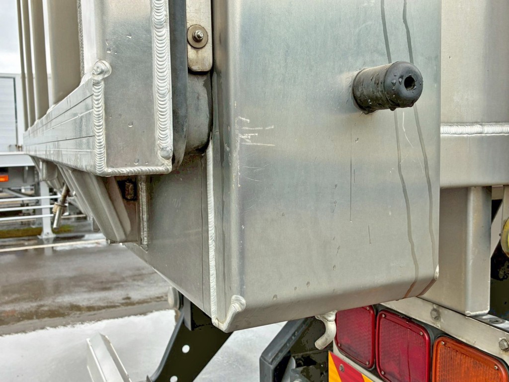 運転席側リヤ柱下部にキズがあります。|日野 プロフィア QPG-FS1EWEAの写真32