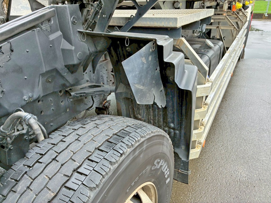 助手席側1軸目のタイヤハウスのカバーが一部欠損しています。|日野 プロフィア QPG-FS1EWEAの写真33