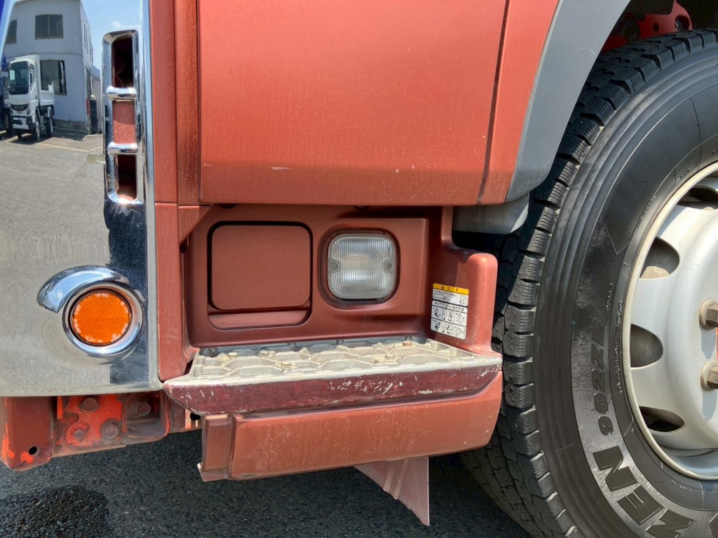 助手席側ステップカバーにキズがあります。|日野 プロフィア 2DG-FS1EGAの写真27