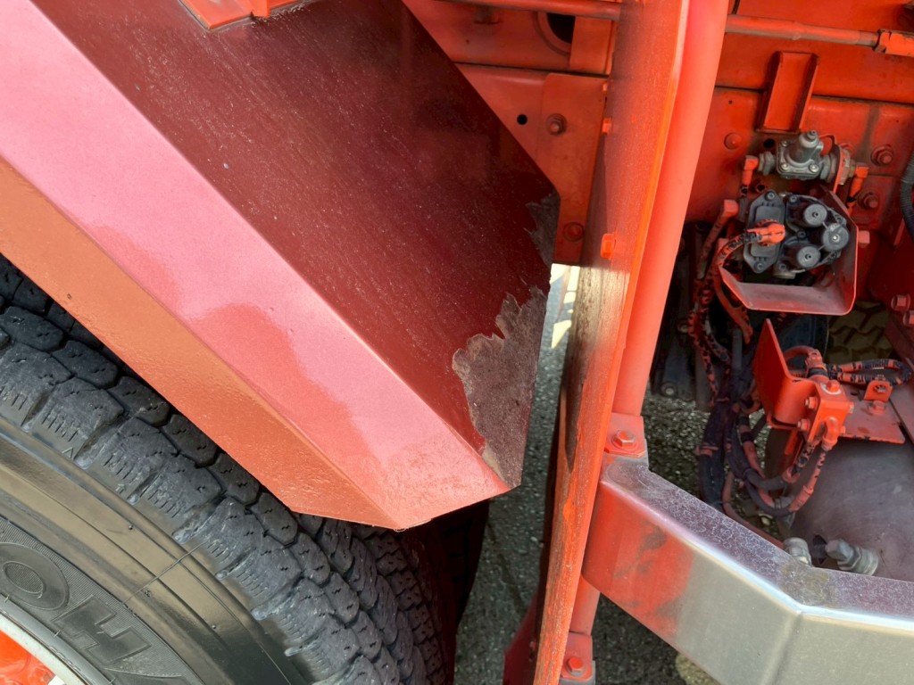 運転席側リアフェンダーにサビがあります。|日野 プロフィア 2DG-FS1EGAの写真36