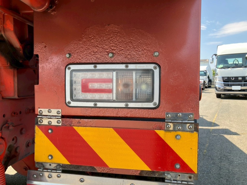 運転席側テールランプステーにサビがあります。|日野 プロフィア 2DG-FS1EGAの写真40