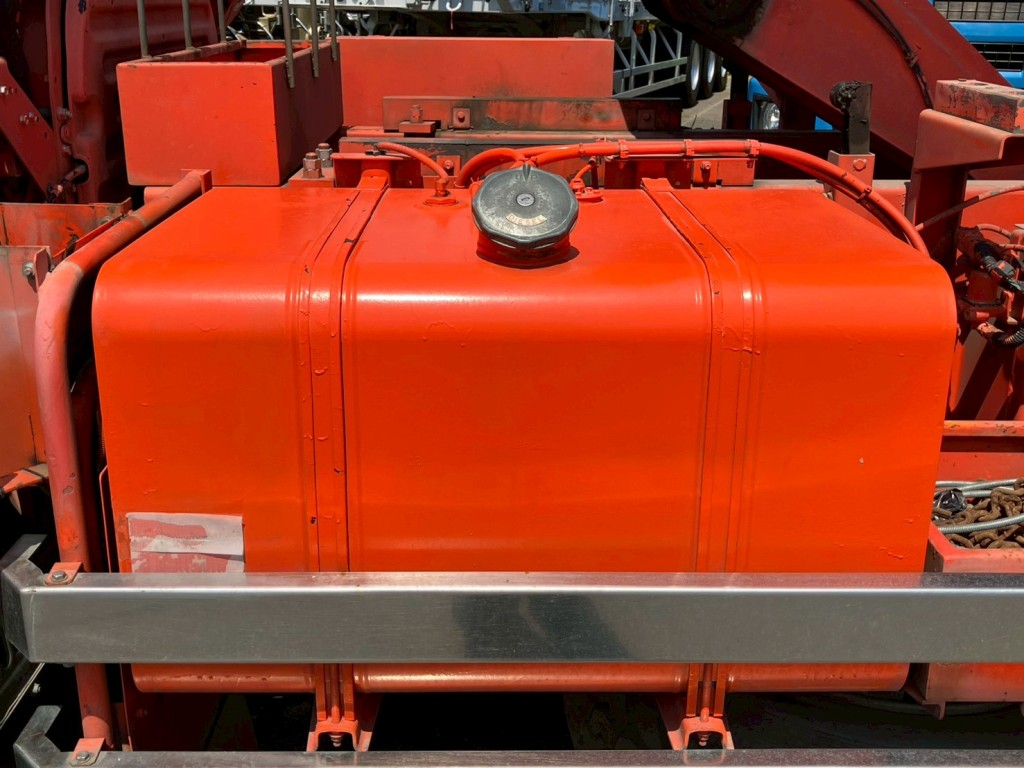 燃料タンクは300Lです。|日野 プロフィア 2DG-FS1EGAの写真42