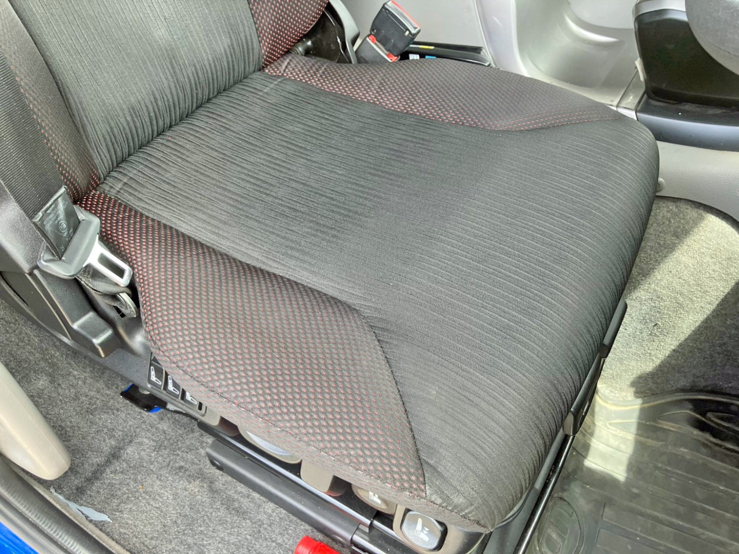 運転席座面にヘタリがあります。|UDトラックス クオン 2PG-CD5CAの写真8
