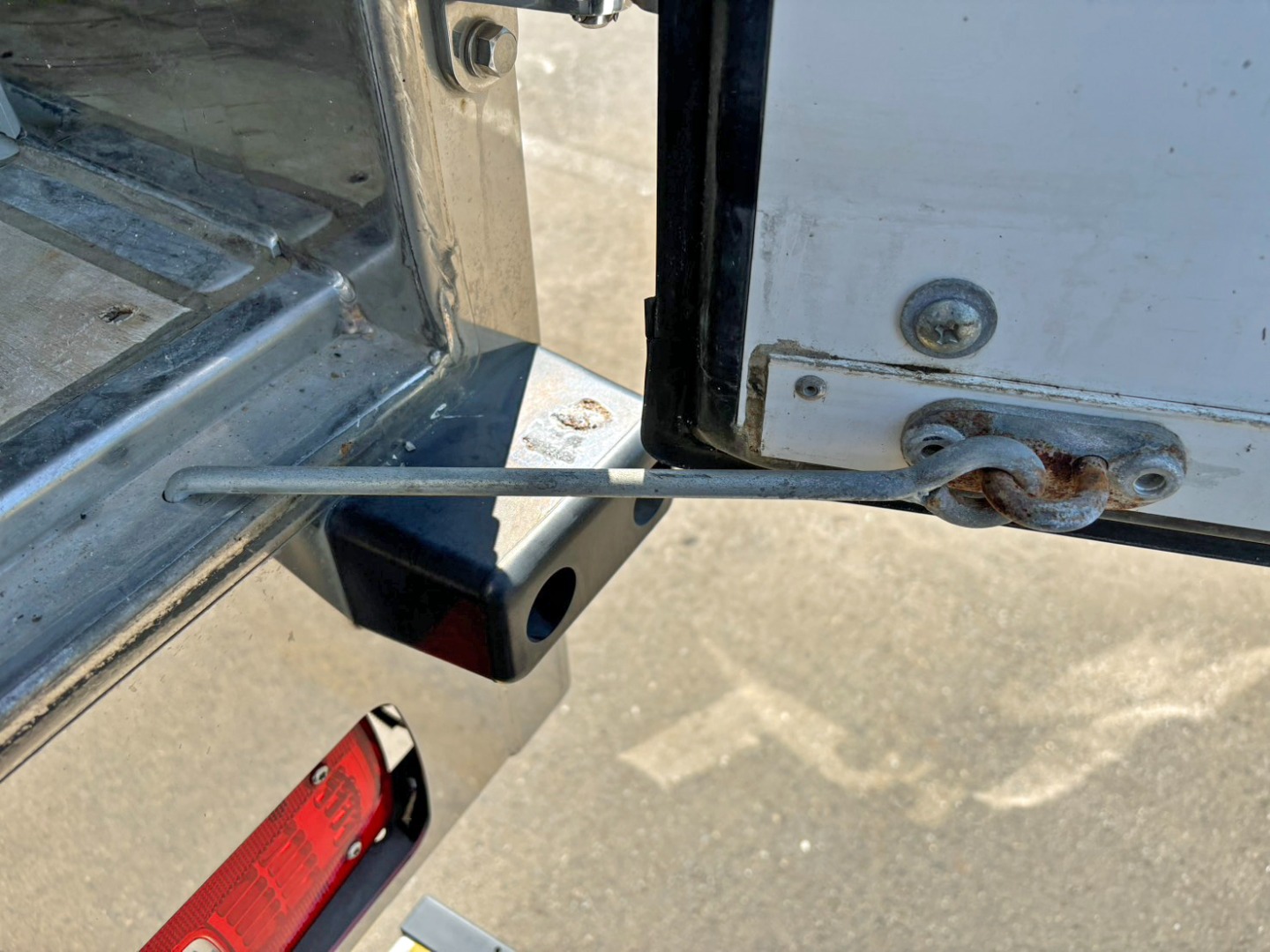 ストッパーの状態です。(運転席側)|UDトラックス クオン 2PG-CD5CAの写真13