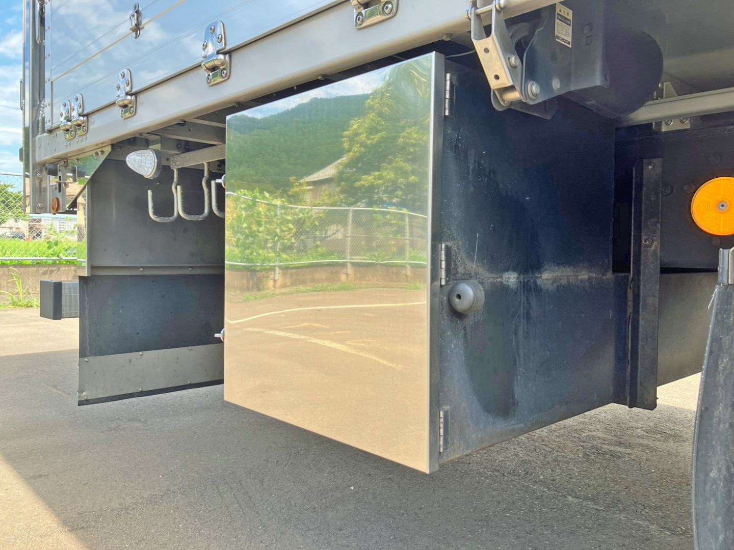 ボディ運転席側後方に工具箱が付いています。|UDトラックス クオン 2PG-CD5CAの写真26