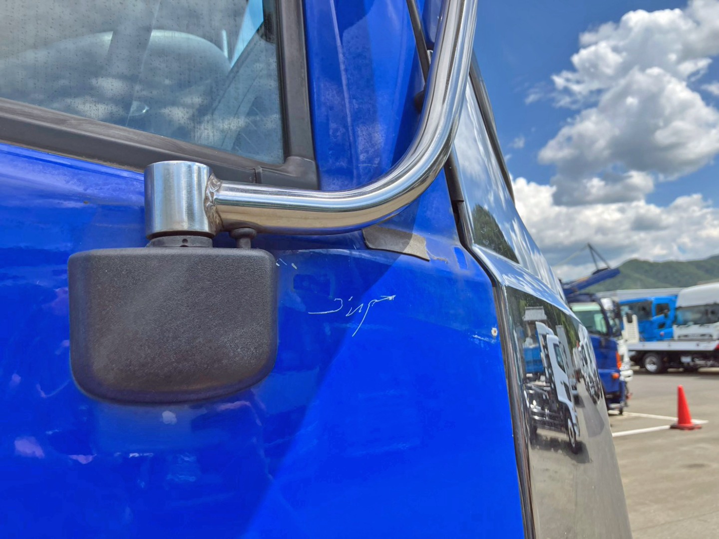 運転席側ドアにキズがあります。|UDトラックス クオン 2PG-CD5CAの写真28