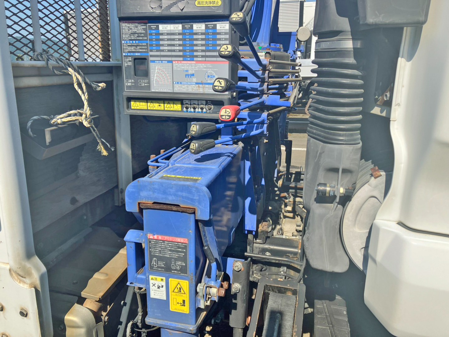 アウトリガーの張り出しは手動です。|UDトラックス コンドル TKG-MK38L(2WD)の写真17