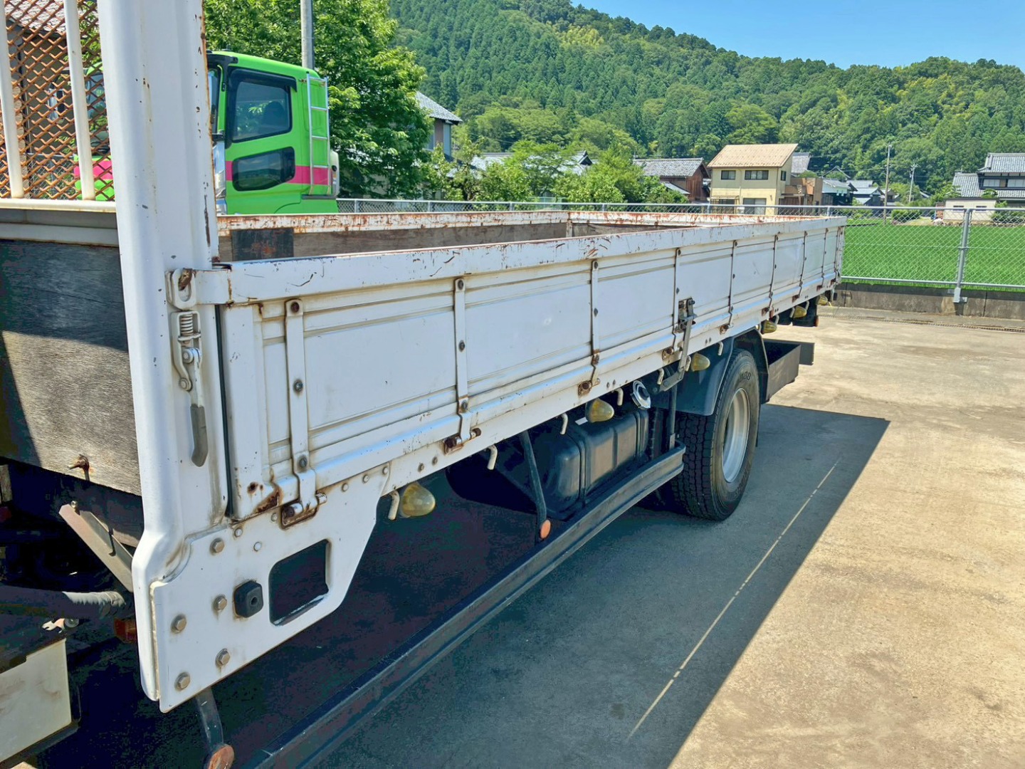 助手席側アオリの所々にキズ・サビ・ヘコミがあります。|UDトラックス コンドル TKG-MK38L(2WD)の写真21