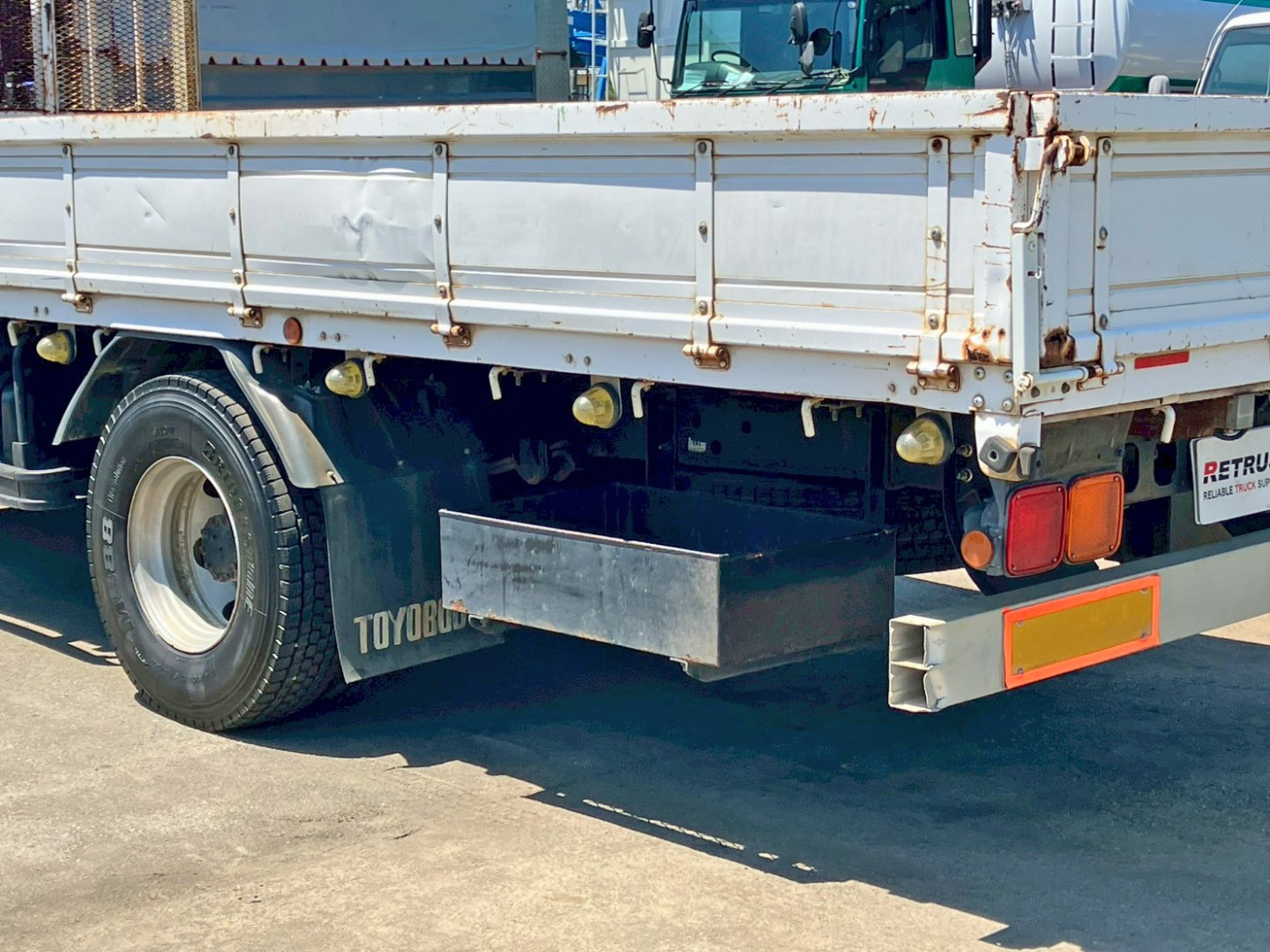 助手席側アオリ後方にキズ・ヘコミがあります。|UDトラックス コンドル TKG-MK38L(2WD)の写真22