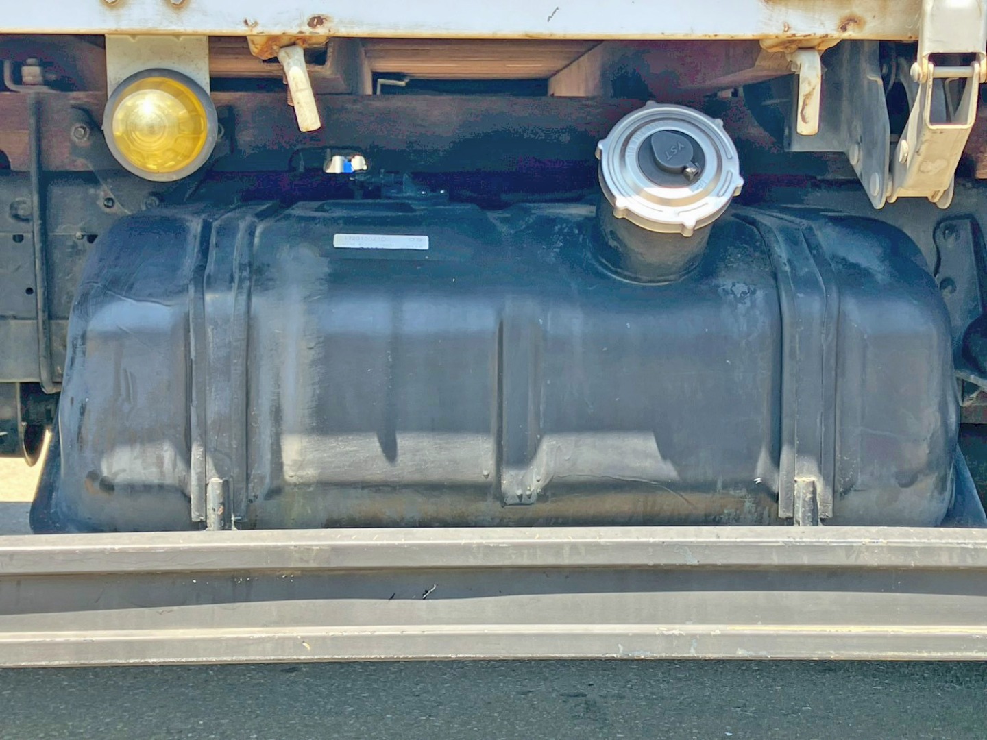燃料タンクは100Lです。|UDトラックス コンドル TKG-MK38L(2WD)の写真24