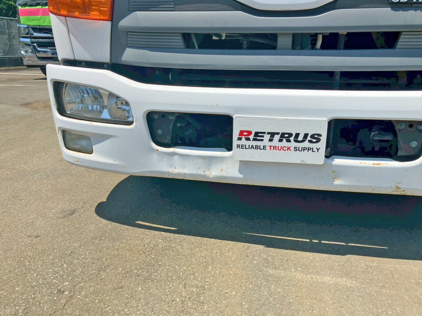 フロントバンパー中央にキズ・ヘコミがあります。|UDトラックス コンドル TKG-MK38L(2WD)の写真32