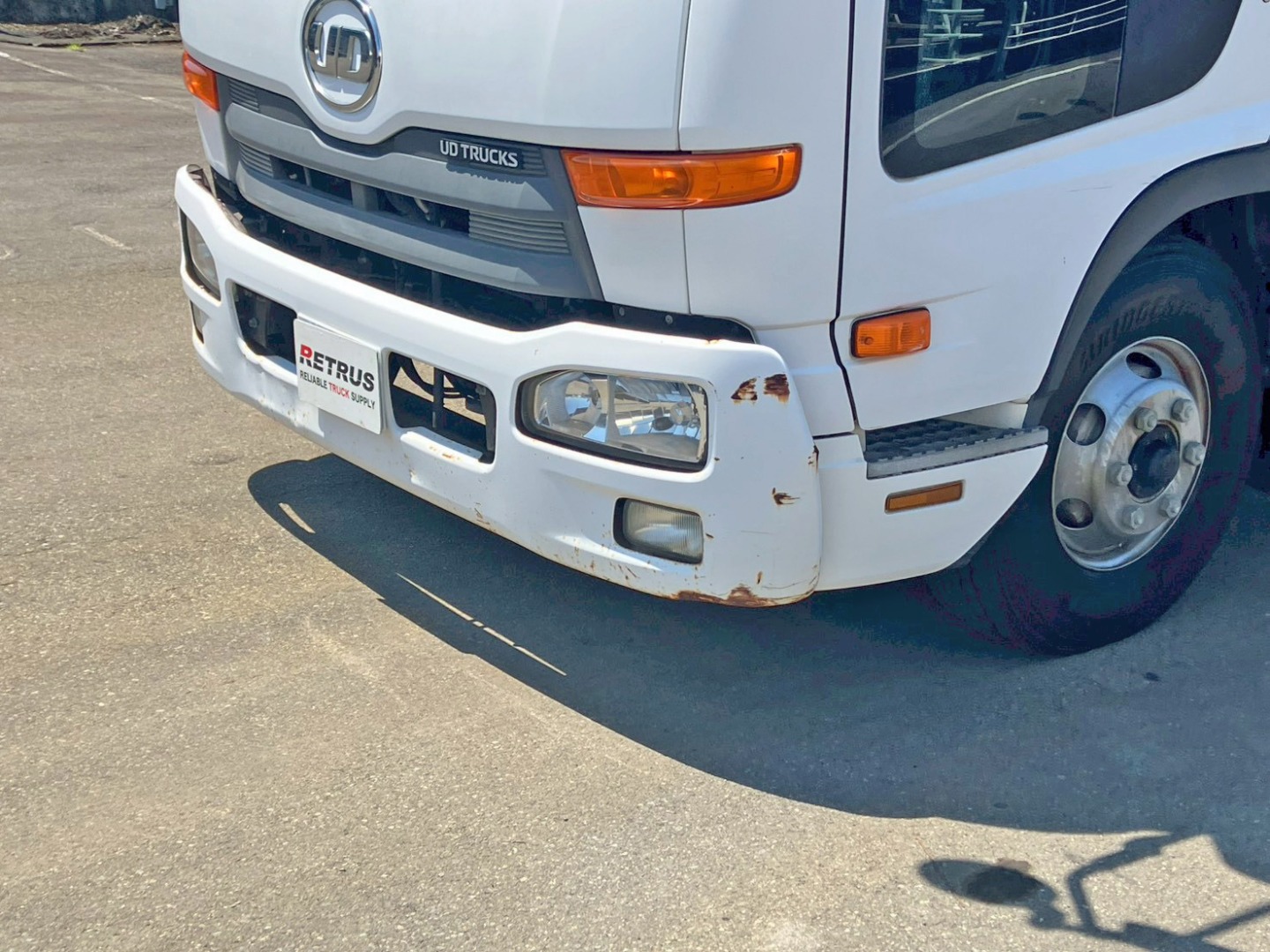 フロントバンパー助手席側にキズ・サビ・ヘコミがあります。|UDトラックス コンドル TKG-MK38L(2WD)の写真33