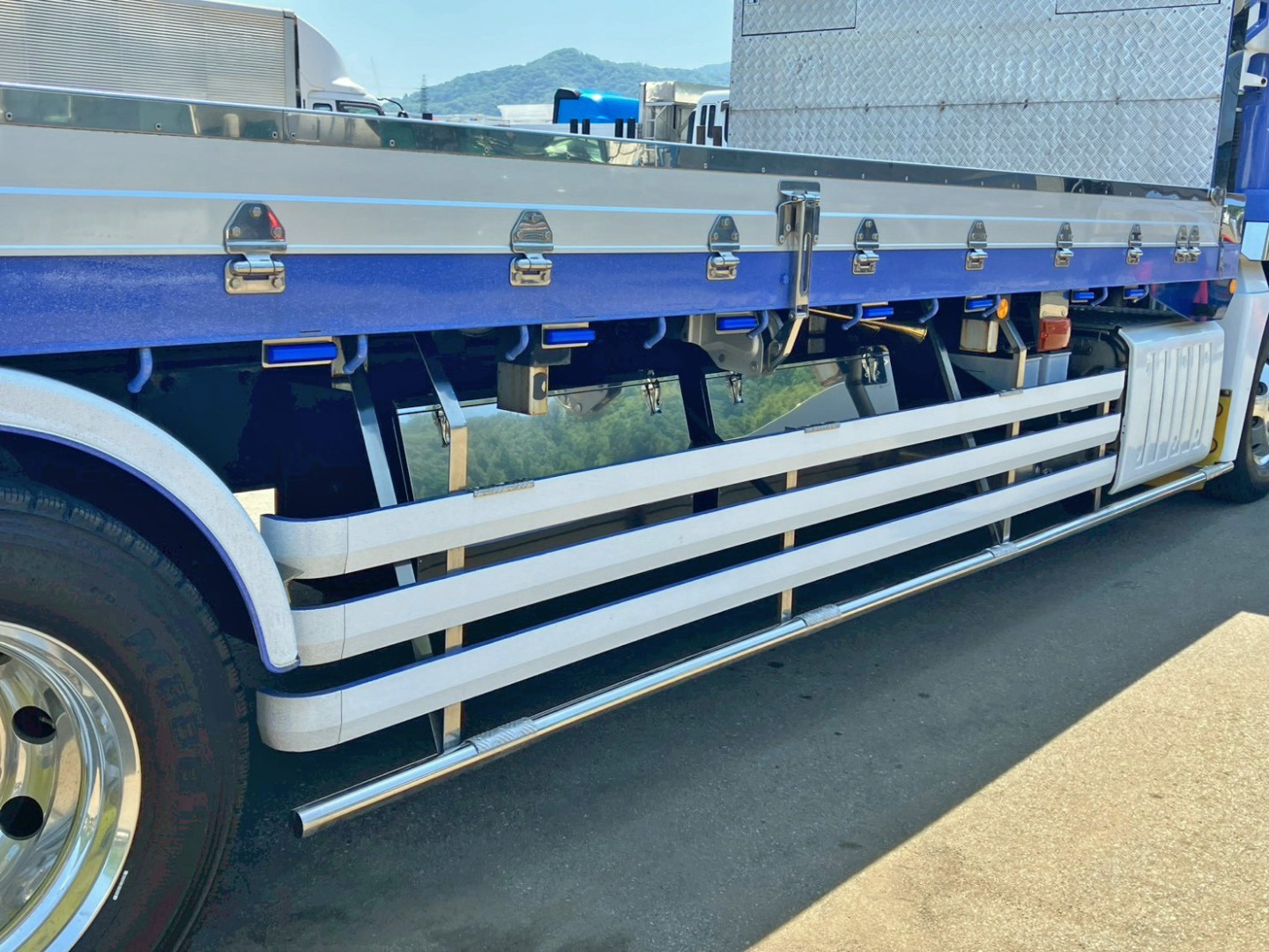 ボディー運転席側中央にステンレス製の工具箱が2つ付いています。|三菱 スーパーグレート 2PG-FV74HZの写真13