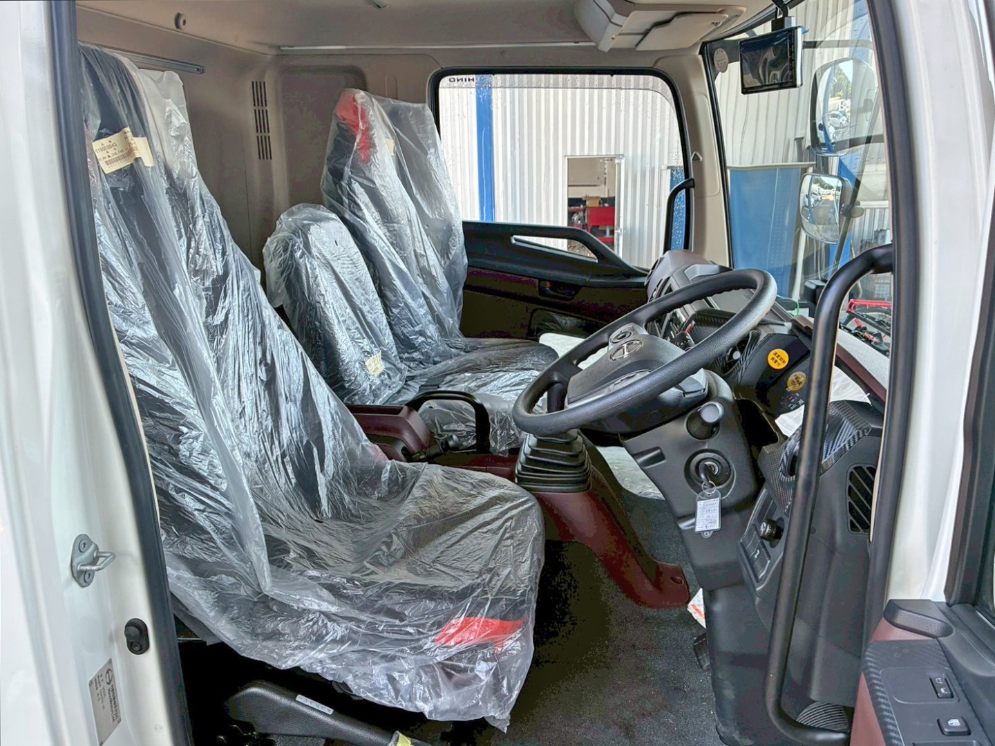 乗車定員は３名です。|日野 レンジャー 2KG-FE2ACAの写真7