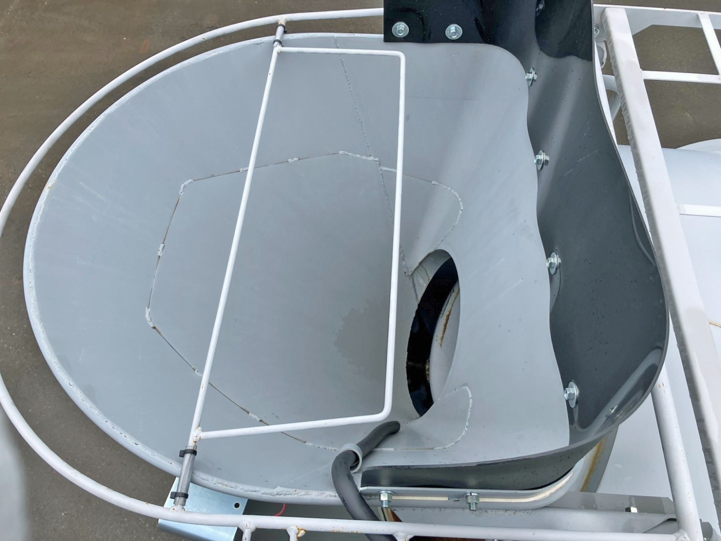 ホッパーカバーの開閉は手動式です。(カバーは付属品として車内に保管されています)|三菱 ファイター 2KG-FK72F(2WD)の写真8