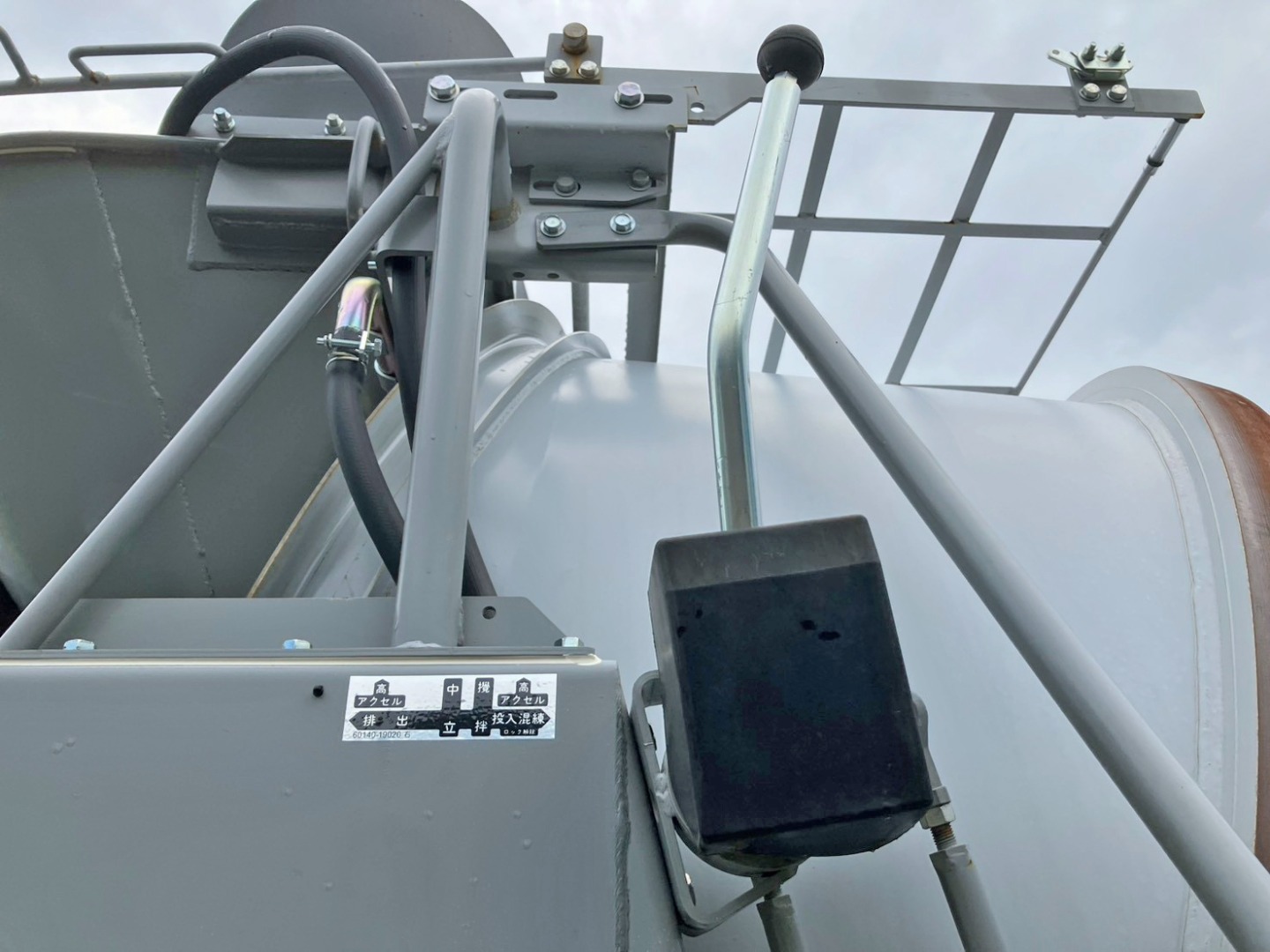 上物の操作レバーです。(運転席側上部)|三菱 ファイター 2KG-FK72F(2WD)の写真14