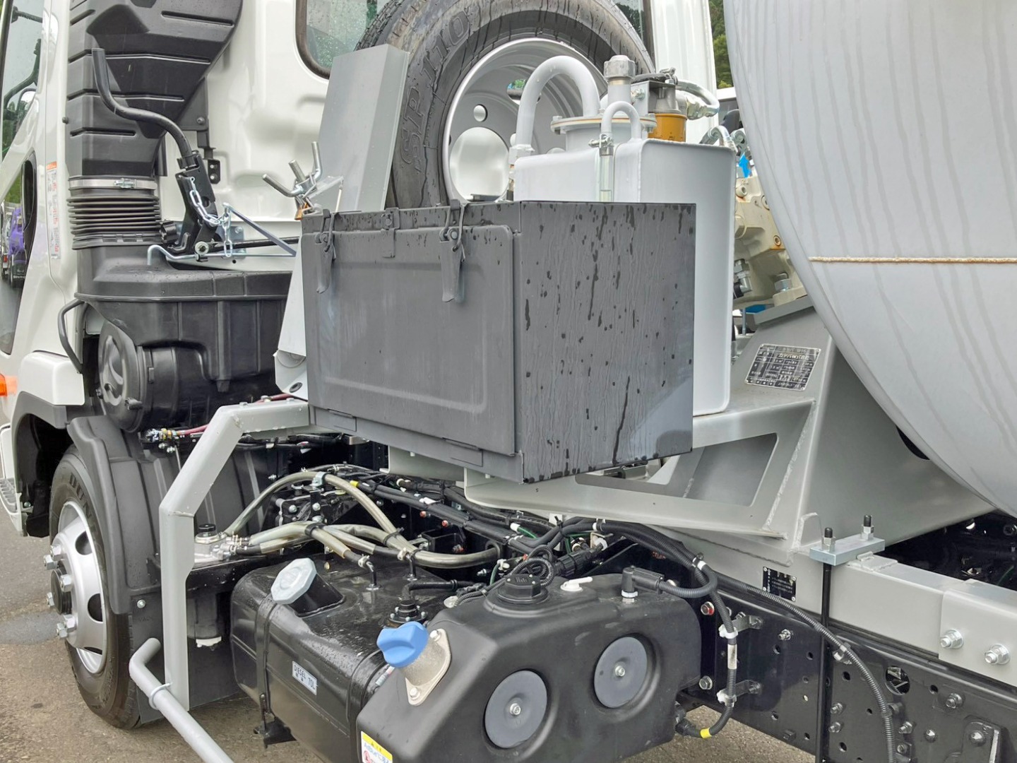 助手席側に工具箱が付いています。|三菱 ファイター 2KG-FK72F(2WD)の写真18