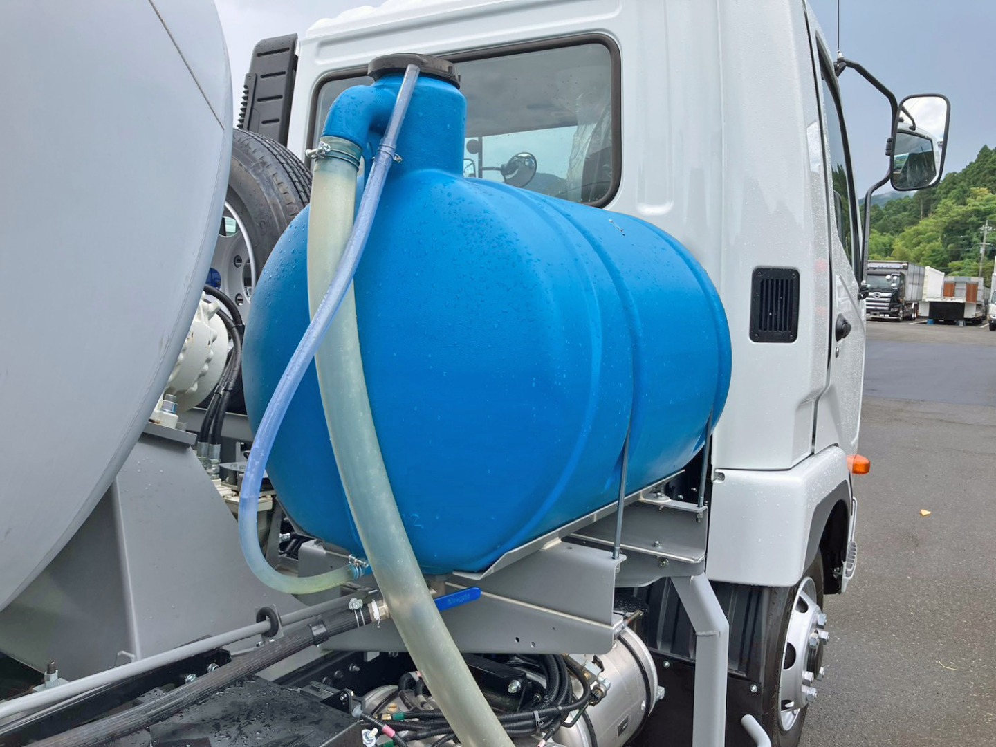 運転席側に水タンクが付いています。|三菱 ファイター 2KG-FK72F(2WD)の写真19