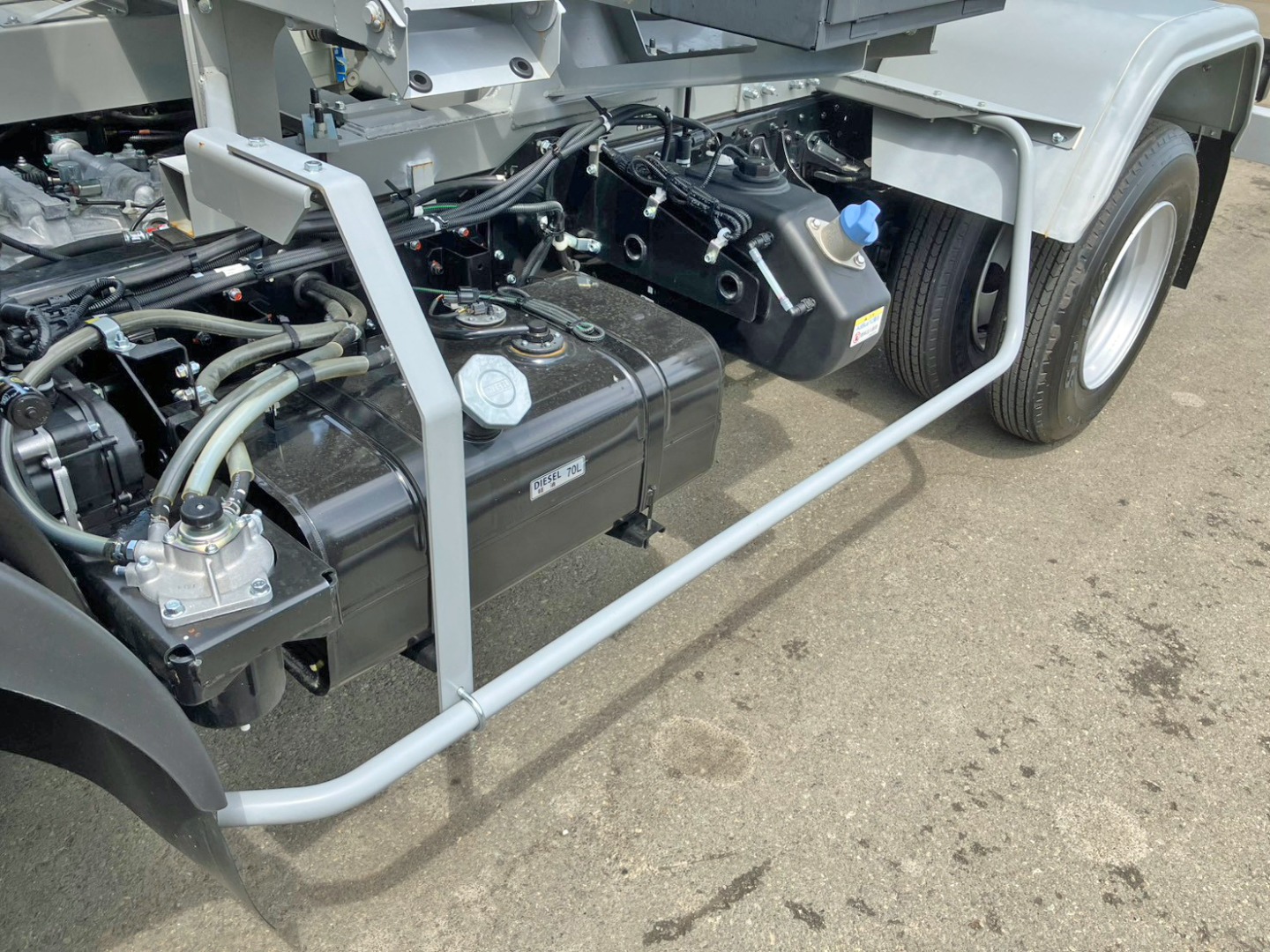 助手席側サイドバンパーはサーフェーサー塗装されています。|三菱 ファイター 2KG-FK72F(2WD)の写真23
