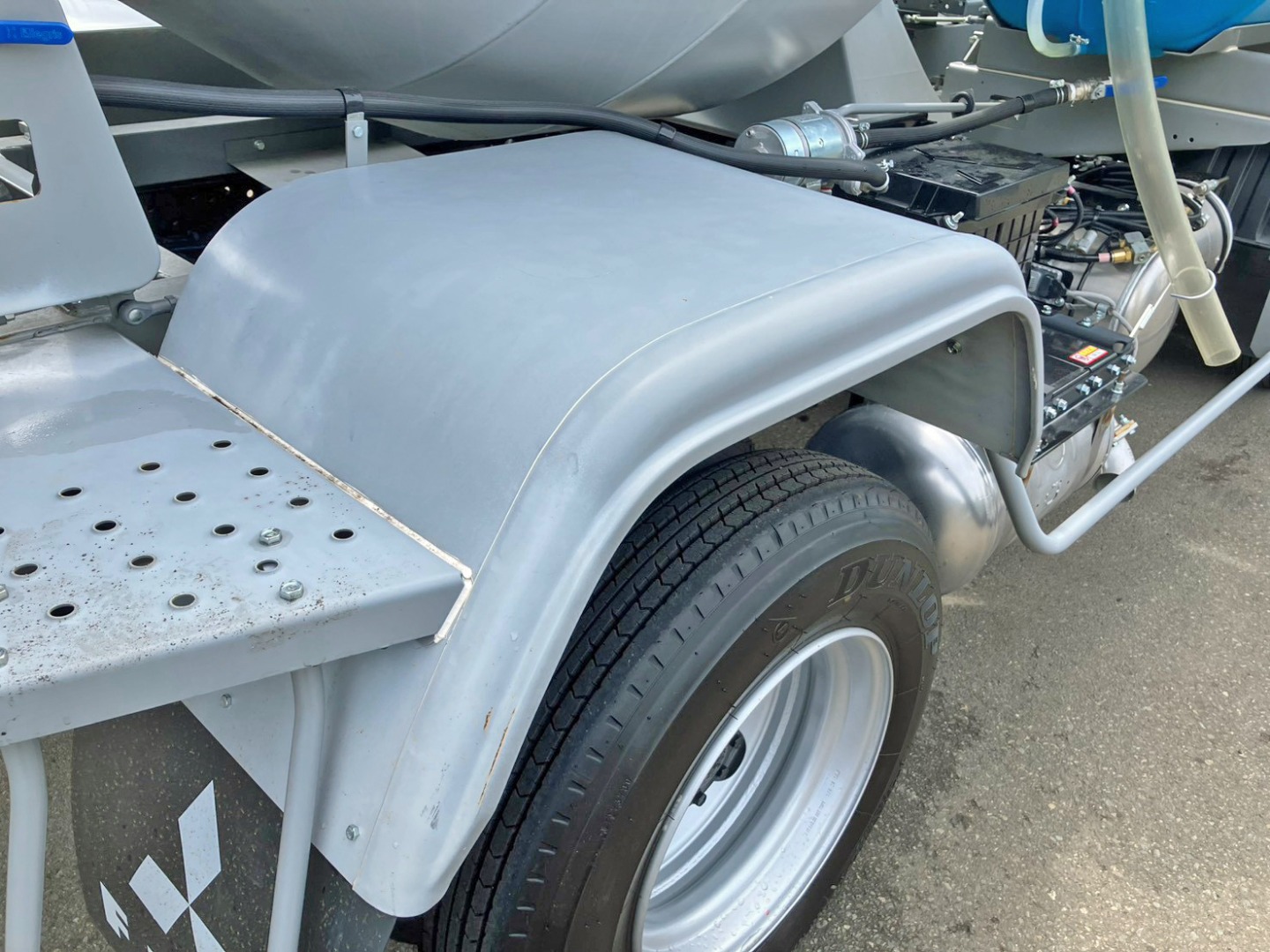 運転席側リアフェンダーはサーフェーサー塗装されています。|三菱 ファイター 2KG-FK72F(2WD)の写真24