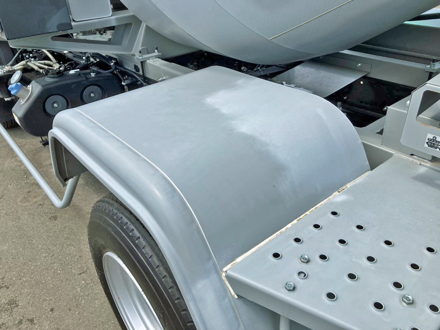助手席側リアフェンダーはサーフェーサー塗装されています。|三菱 ファイター 2KG-FK72F(2WD)の写真25
