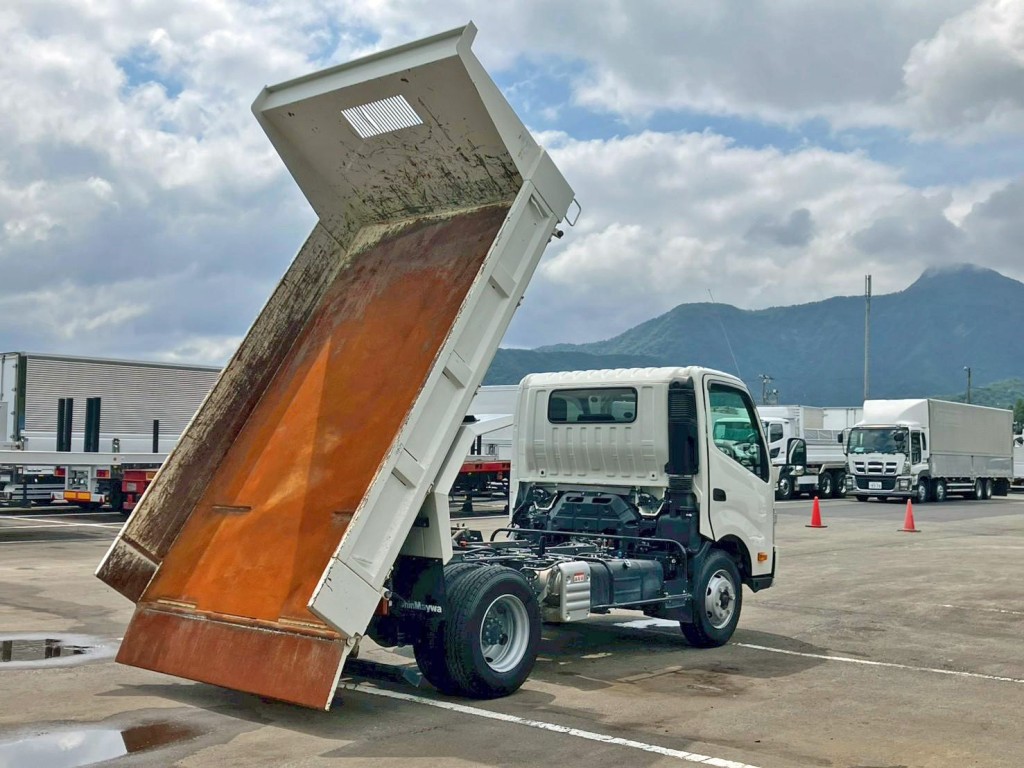 水平ゲートのため、大きい岩も容易に荷下ろしできます。|日野 デュトロ 2KG-XZU700X(2WD)の写真5
