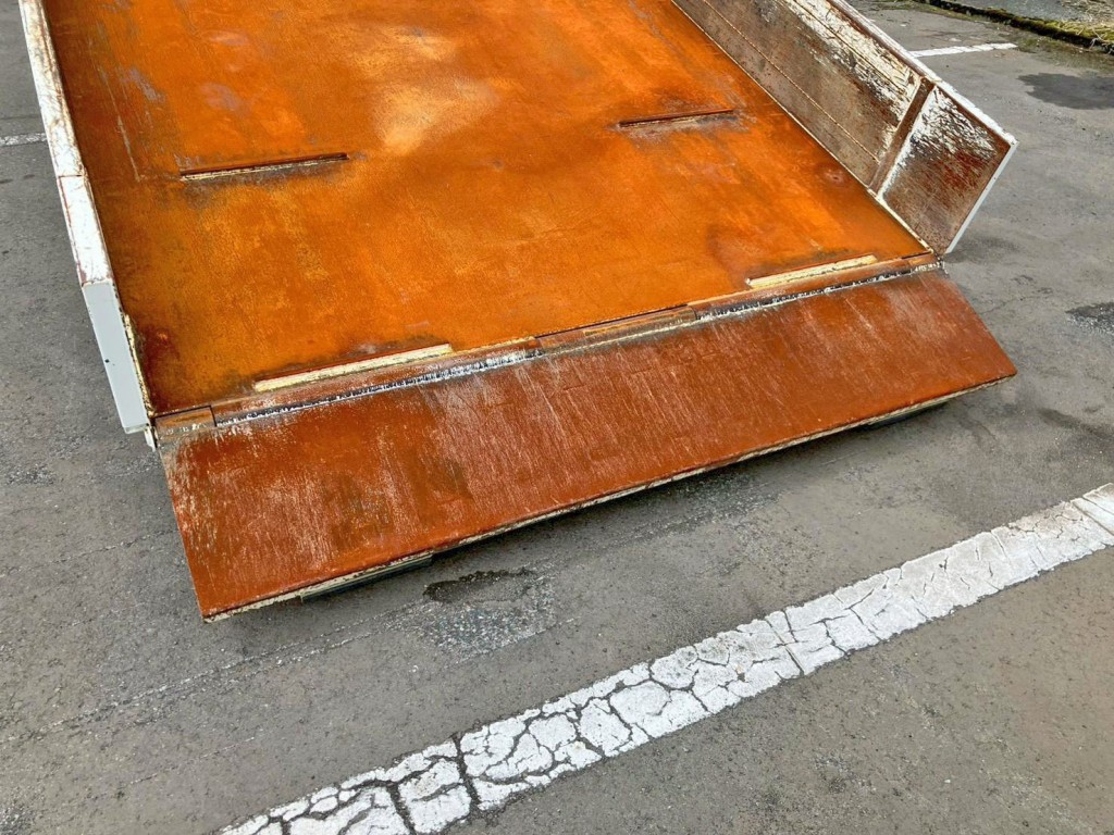 リアゲートは歩み（渡り板）としても使用できます。|日野 デュトロ 2KG-XZU700X(2WD)の写真17