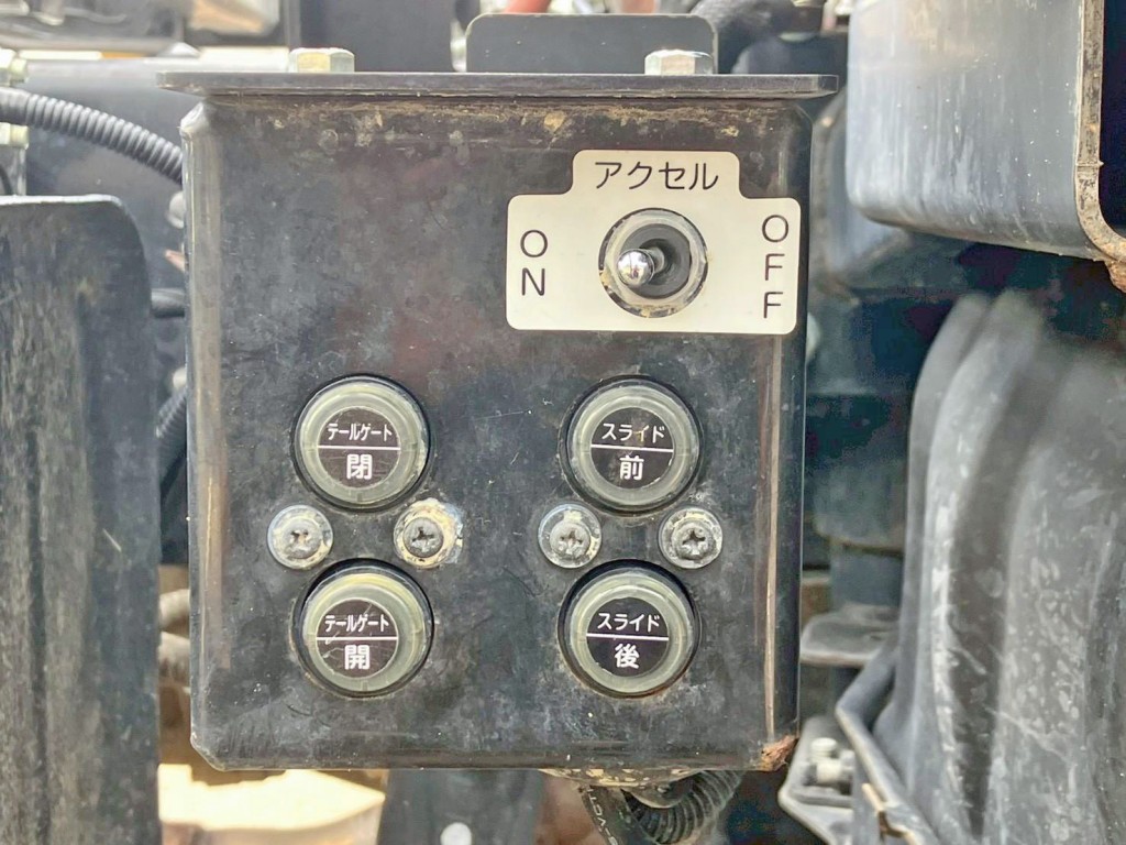 セーフティとリアゲートの操作スイッチです。|日野 デュトロ 2KG-XZU700X(2WD)の写真28