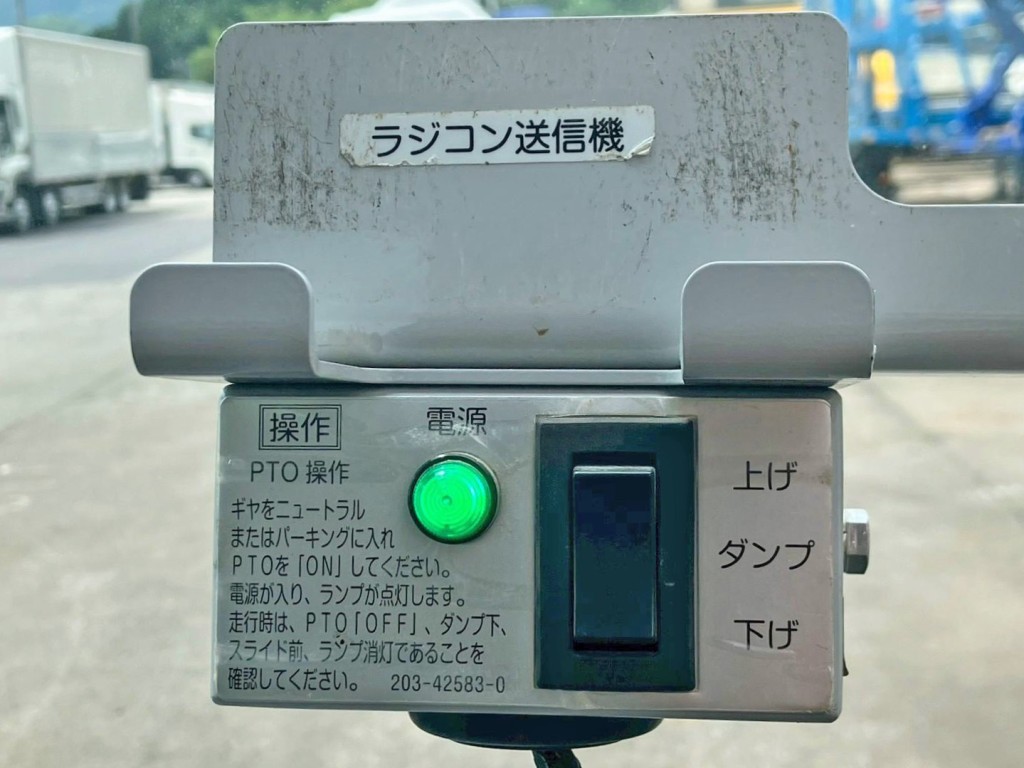 ダンプの昇降スイッチです。|日野 デュトロ 2KG-XZU700X(2WD)の写真33