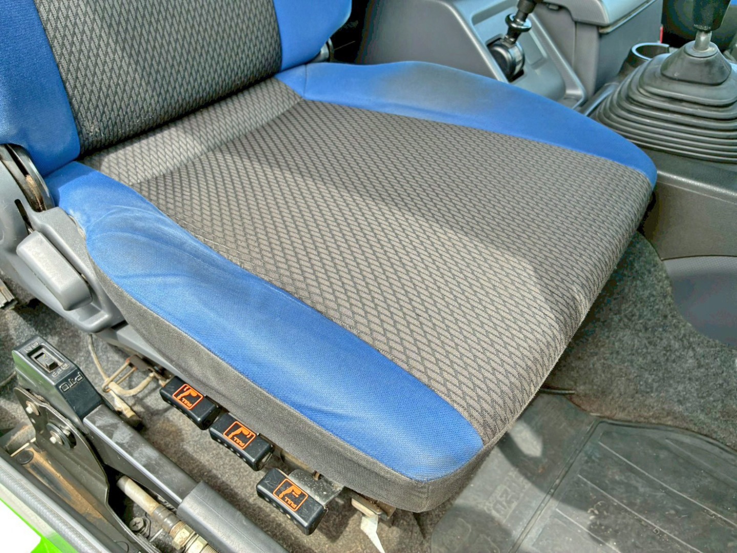 運転席座面にヘタリがあります。|いすゞ ギガ 2PG-CXZ77CTの写真8