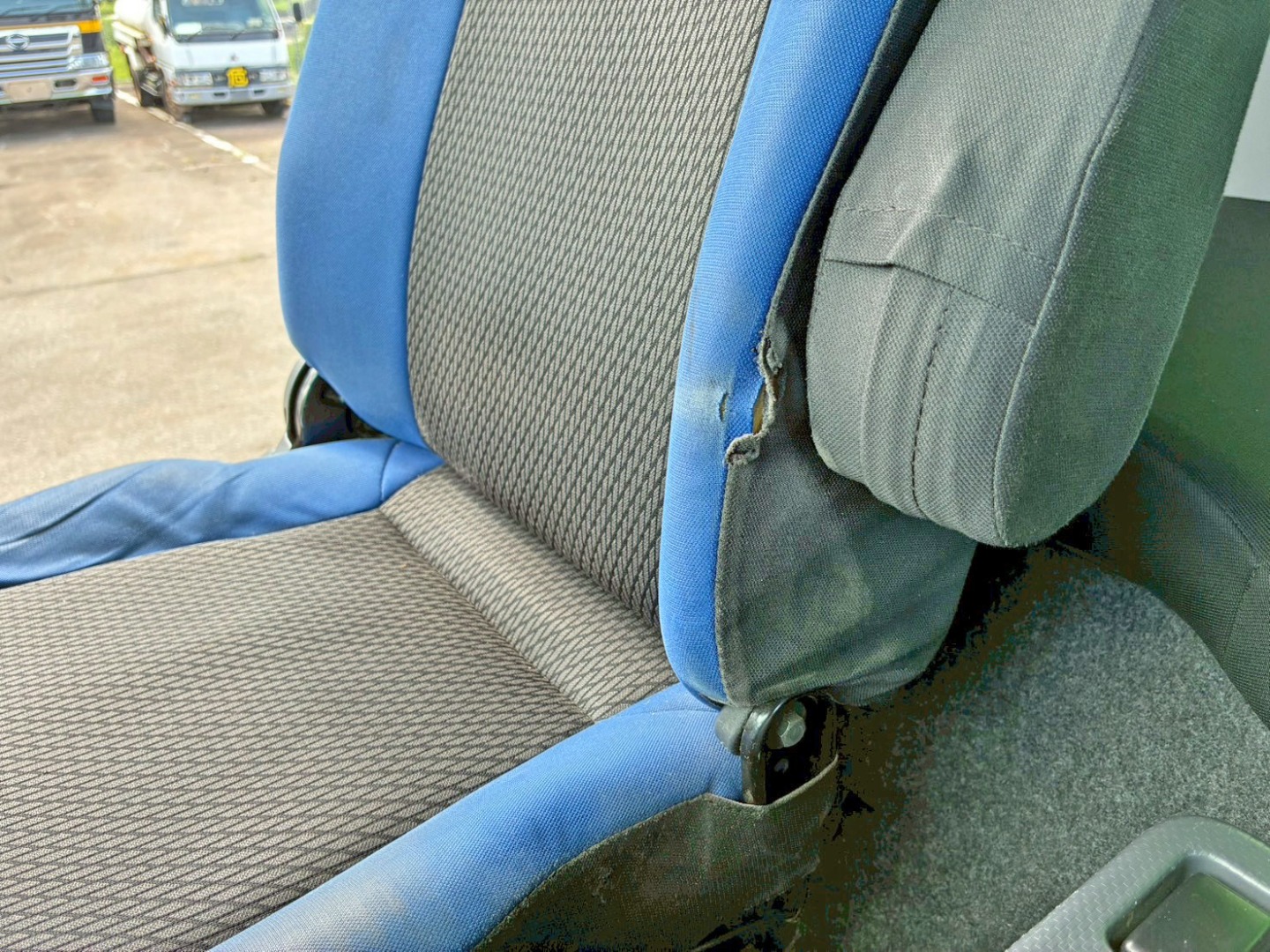 運転席背もたれに破れがあります。|いすゞ ギガ 2PG-CXZ77CTの写真9