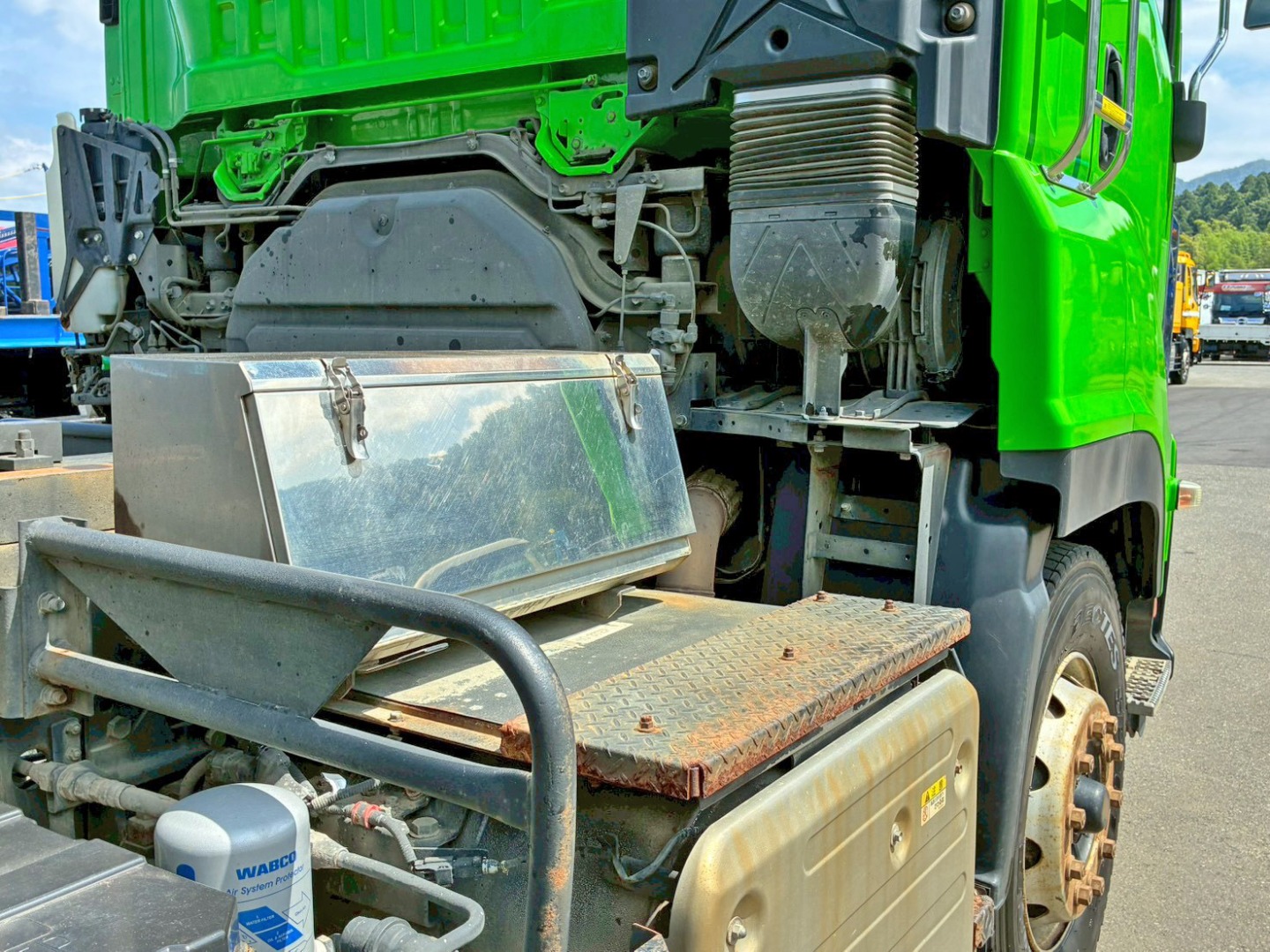 運転席側にステンレス製の工具箱が付いています。|いすゞ ギガ 2PG-CXZ77CTの写真23