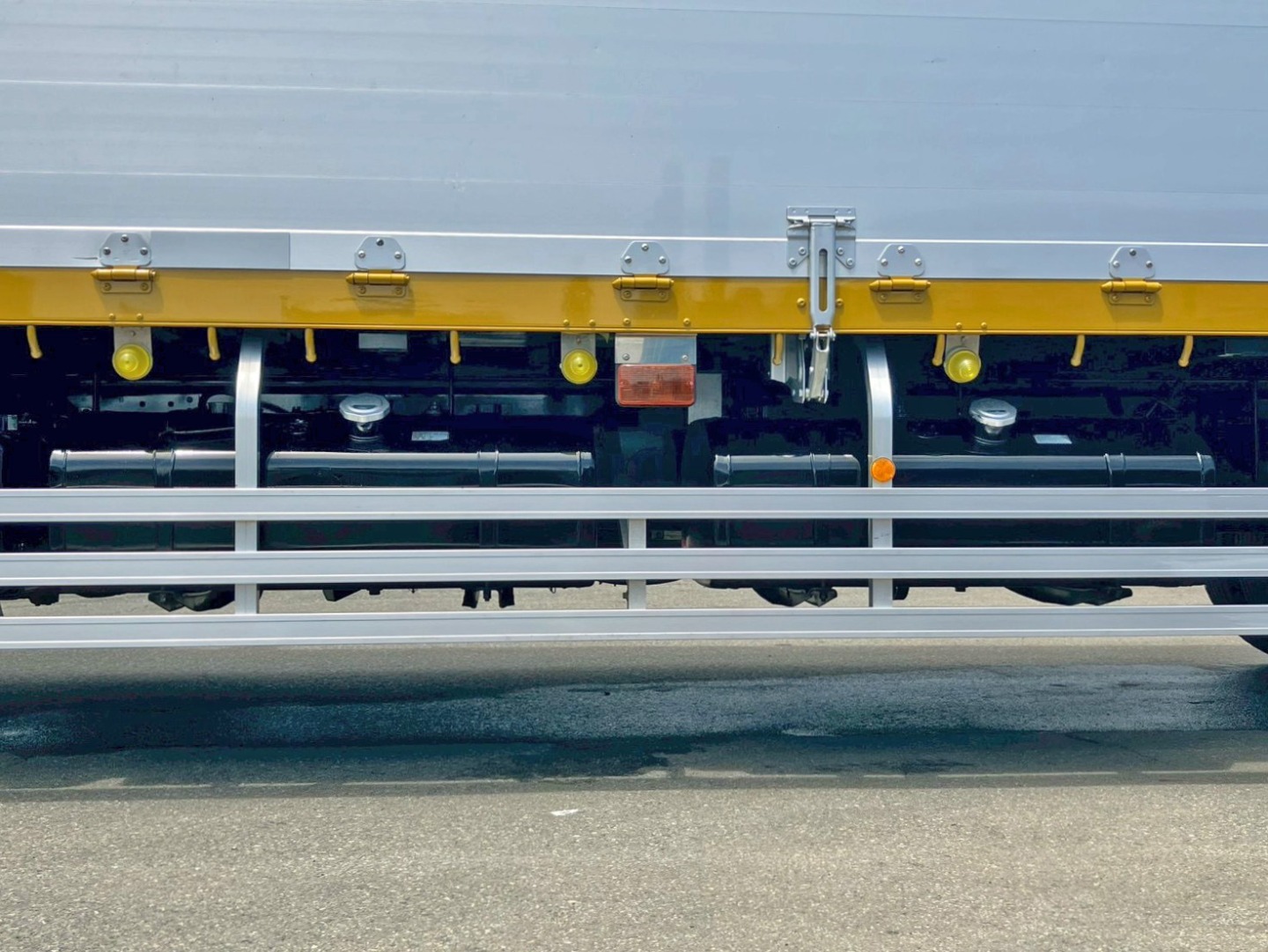 燃料タンクは300Lが二つ付いています。|いすゞ ギガ 2PG-CYZ77Cの写真25