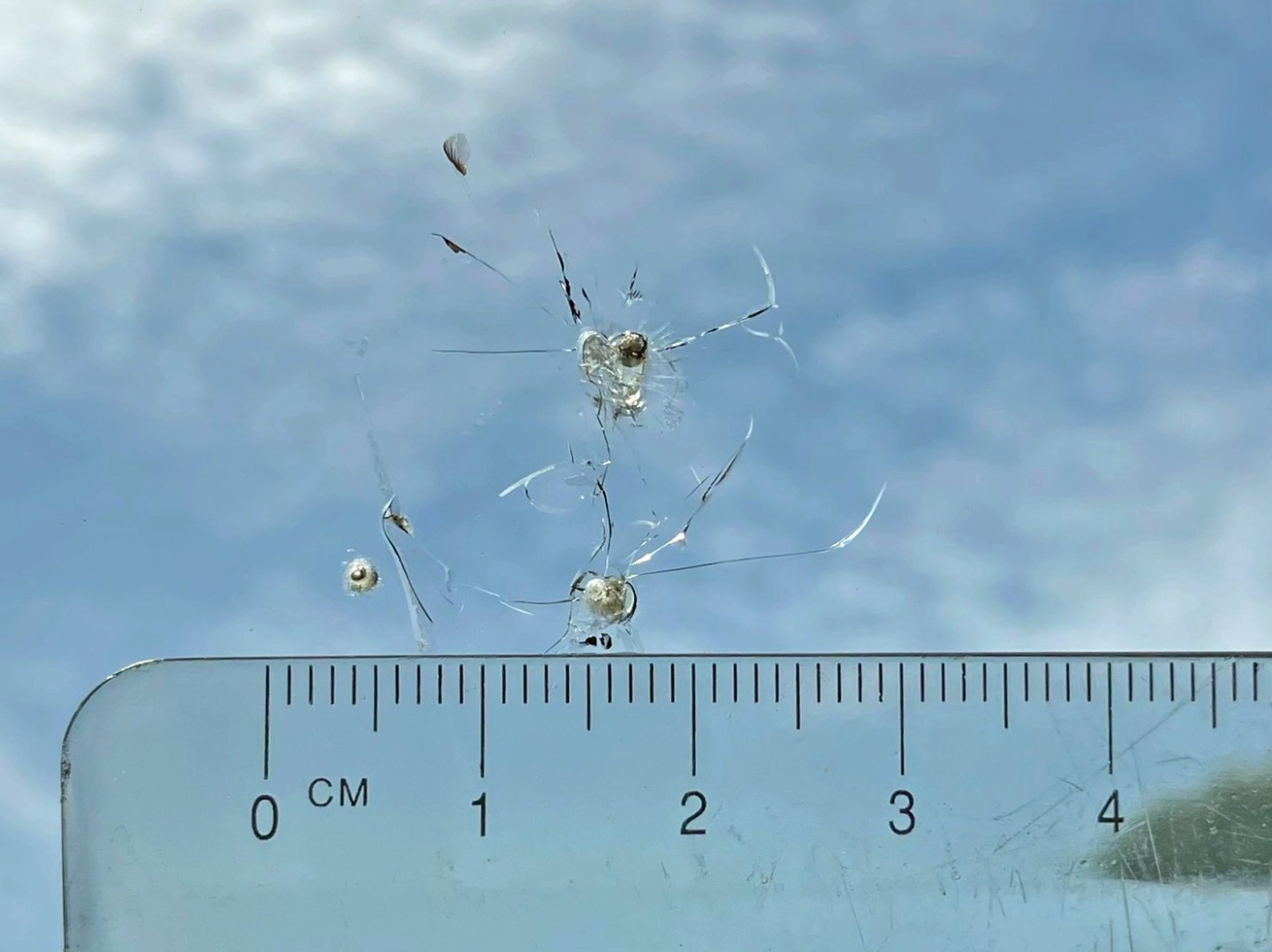 フロントガラス助手席側上部に飛び石跡があります。|いすゞ ギガ 2PG-CYZ77Cの写真27