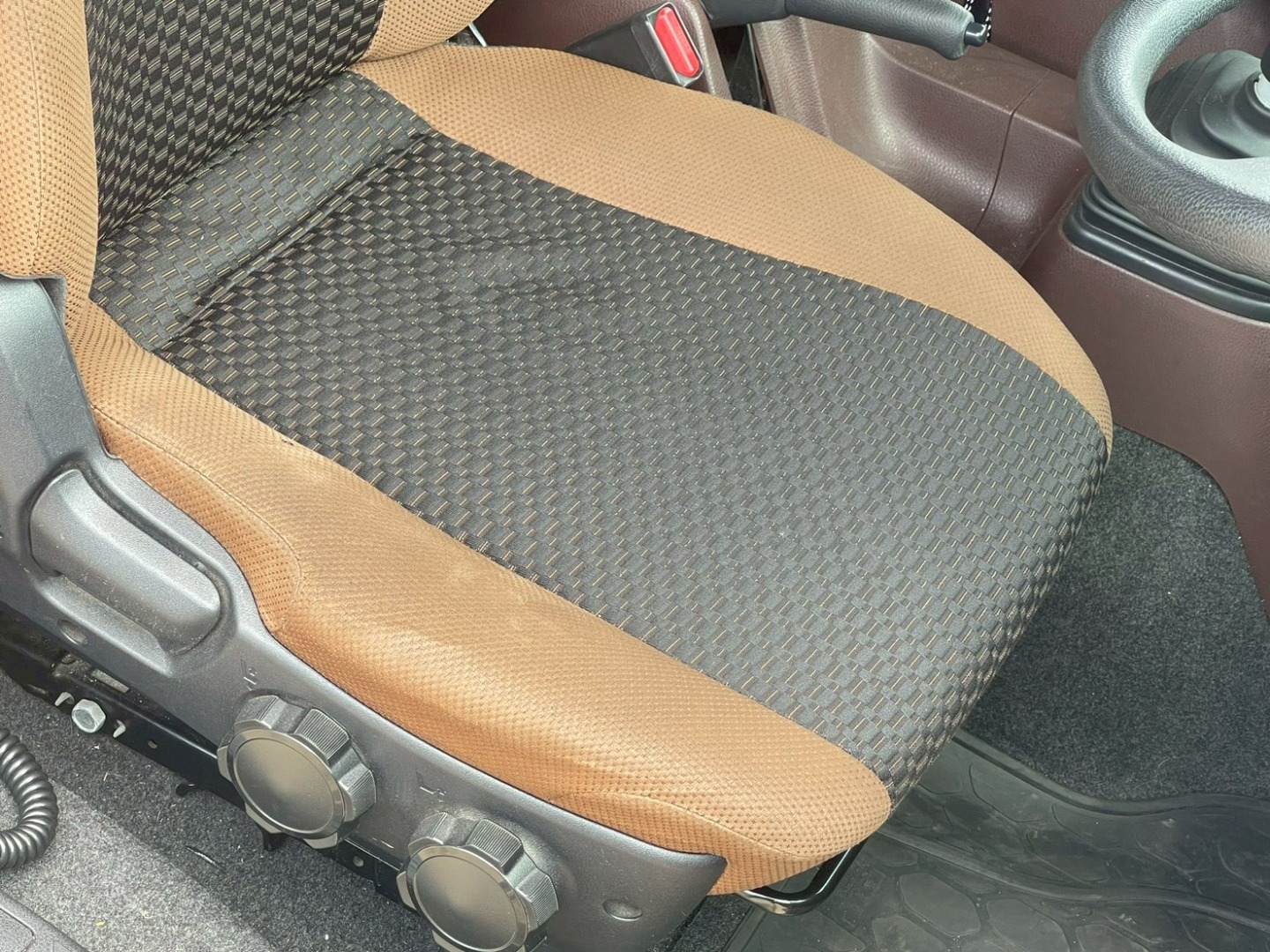 運転席座面にヘタリがあります。|日野 レンジャー 2PG-FD2ABG(2WD)の写真8