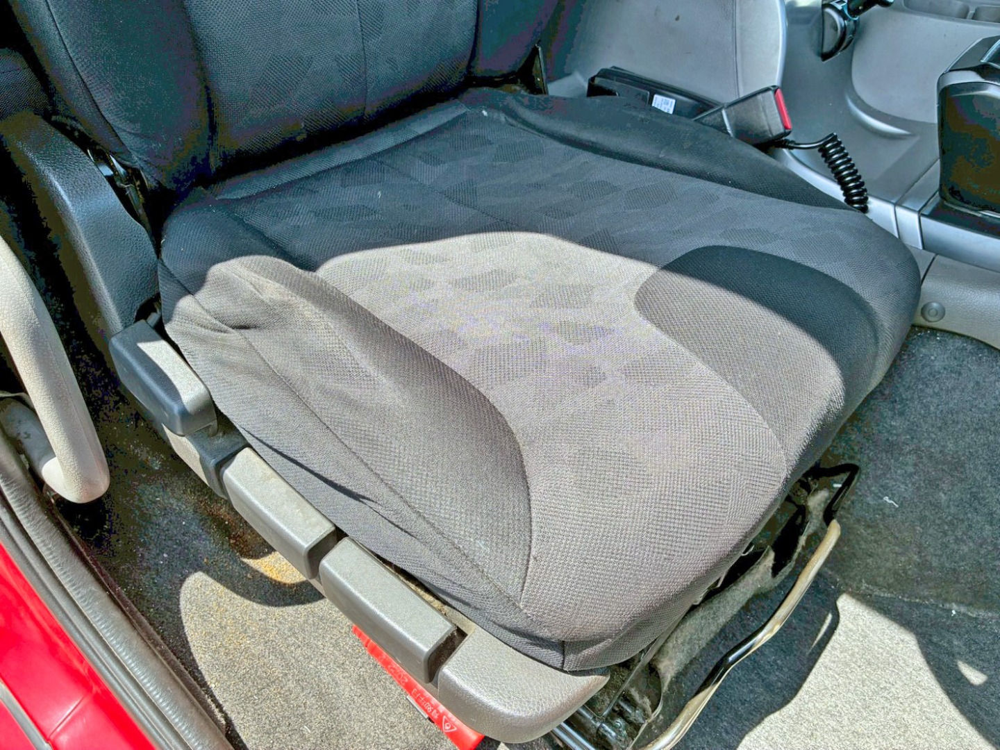 運転席側座面にヘコミがあります。|UDトラックス クオン 2PG-GK5AABの写真10