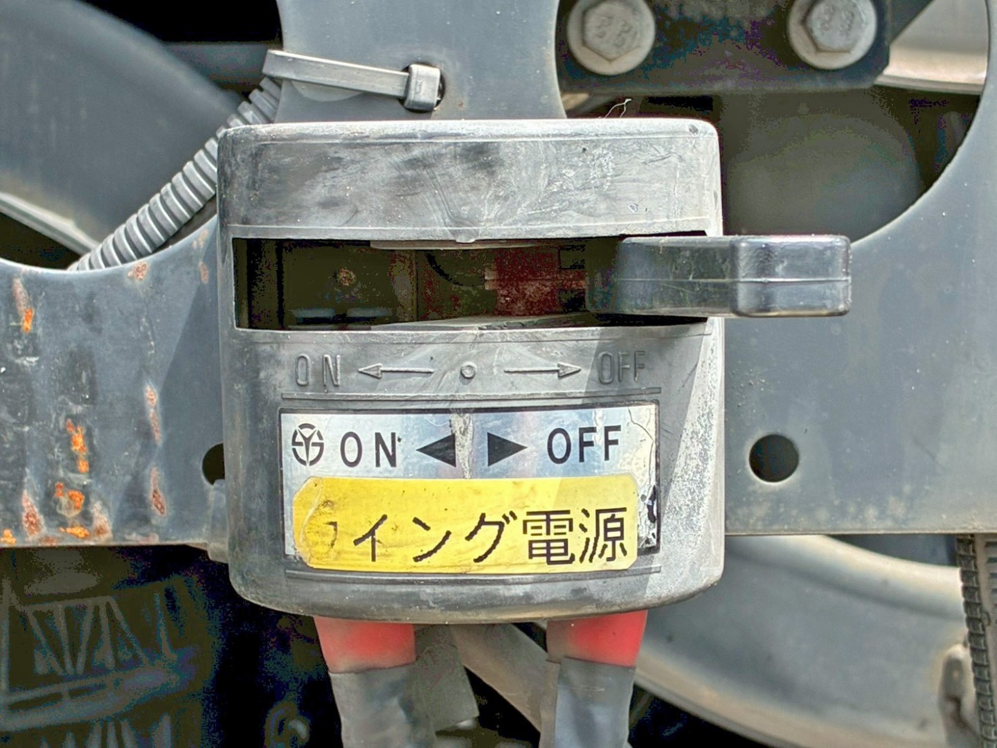 メタルコンセントの電源スイッチです。|UDトラックス クオン 2PG-GK5AABの写真16